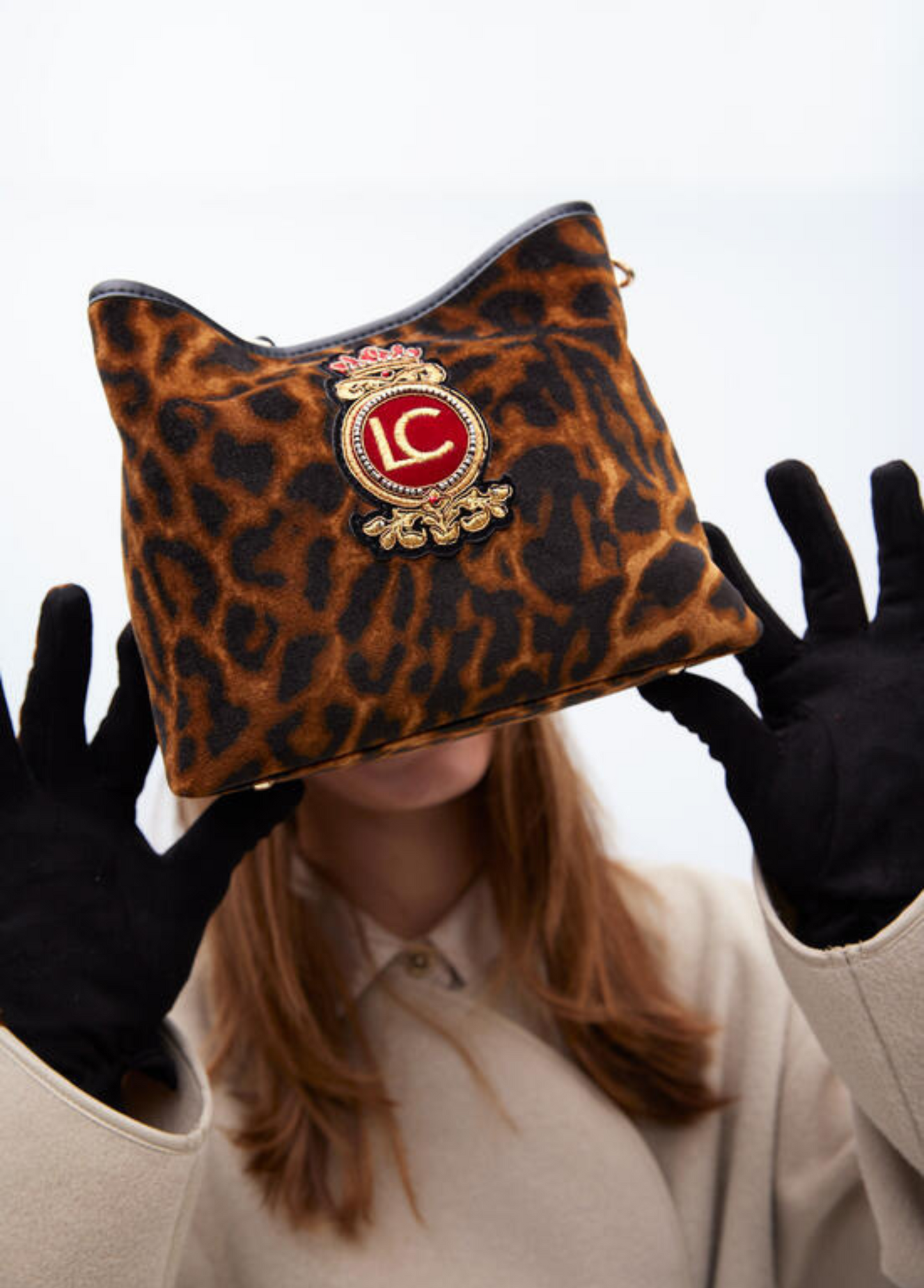 MALA LEOPARDO COM EMBLEMA LC - LOLA CASADEMUNT
