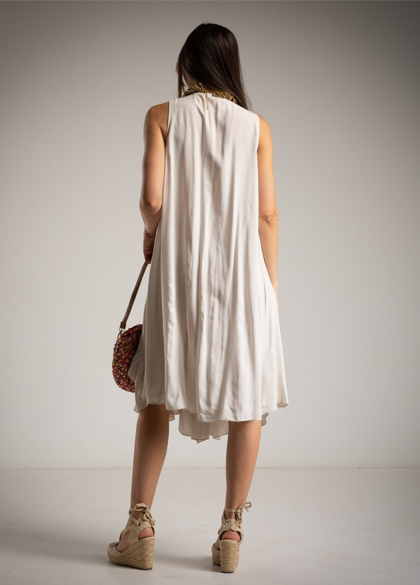 VESTIDO EM VISCOSE COM FOLHOS CENTRAIS - ALIBY