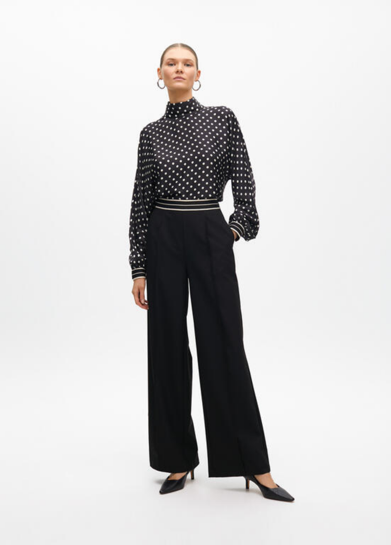 CALÇAS PRETAS WIDE LEG COM CINTURA ELÁSTICA ÀS RISCAS - LOLA CASADEMUNT