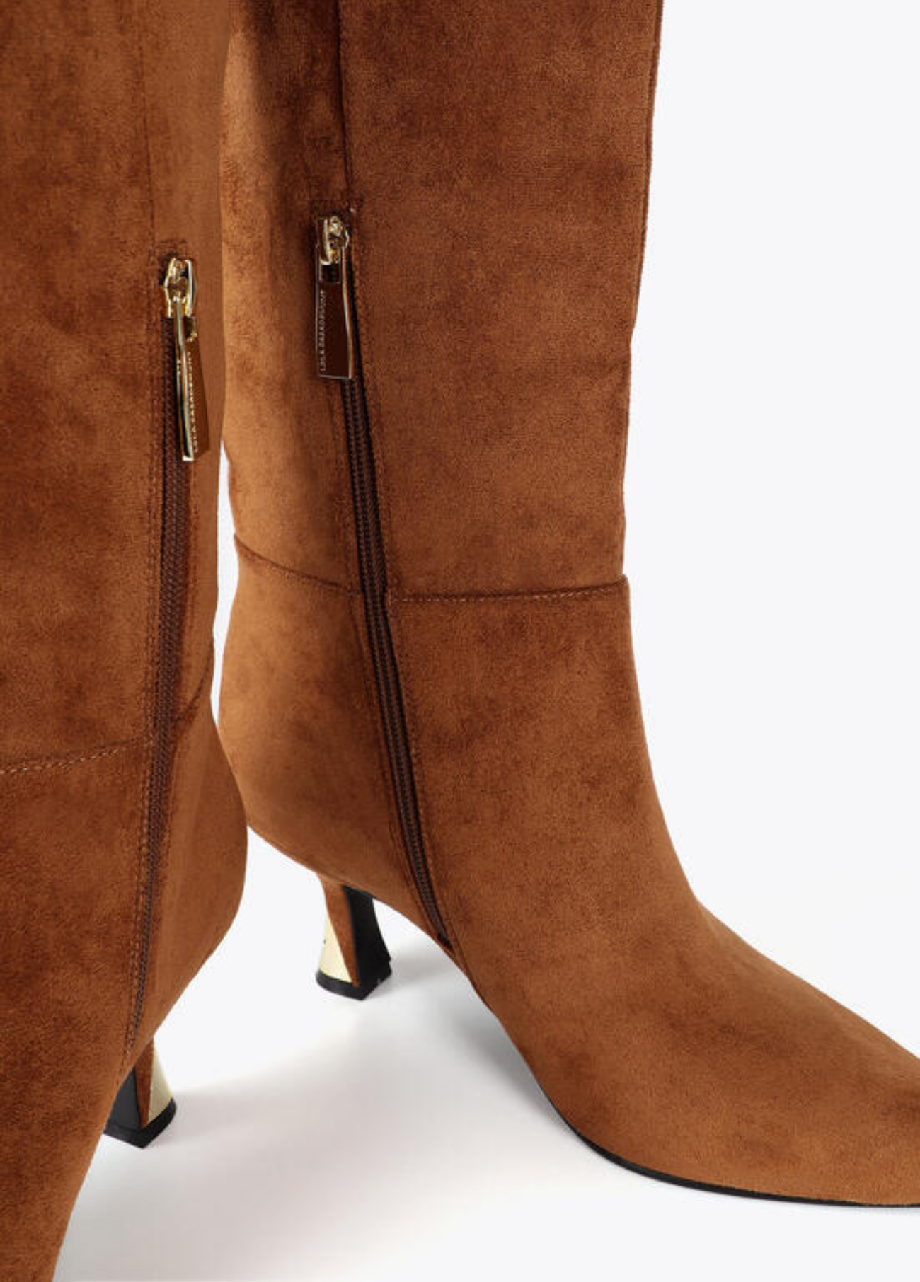 BOTAS COM TACHAS DOURADAS E PORMENOR DE SALTO DOURADO - LOLA CASADEMUNT