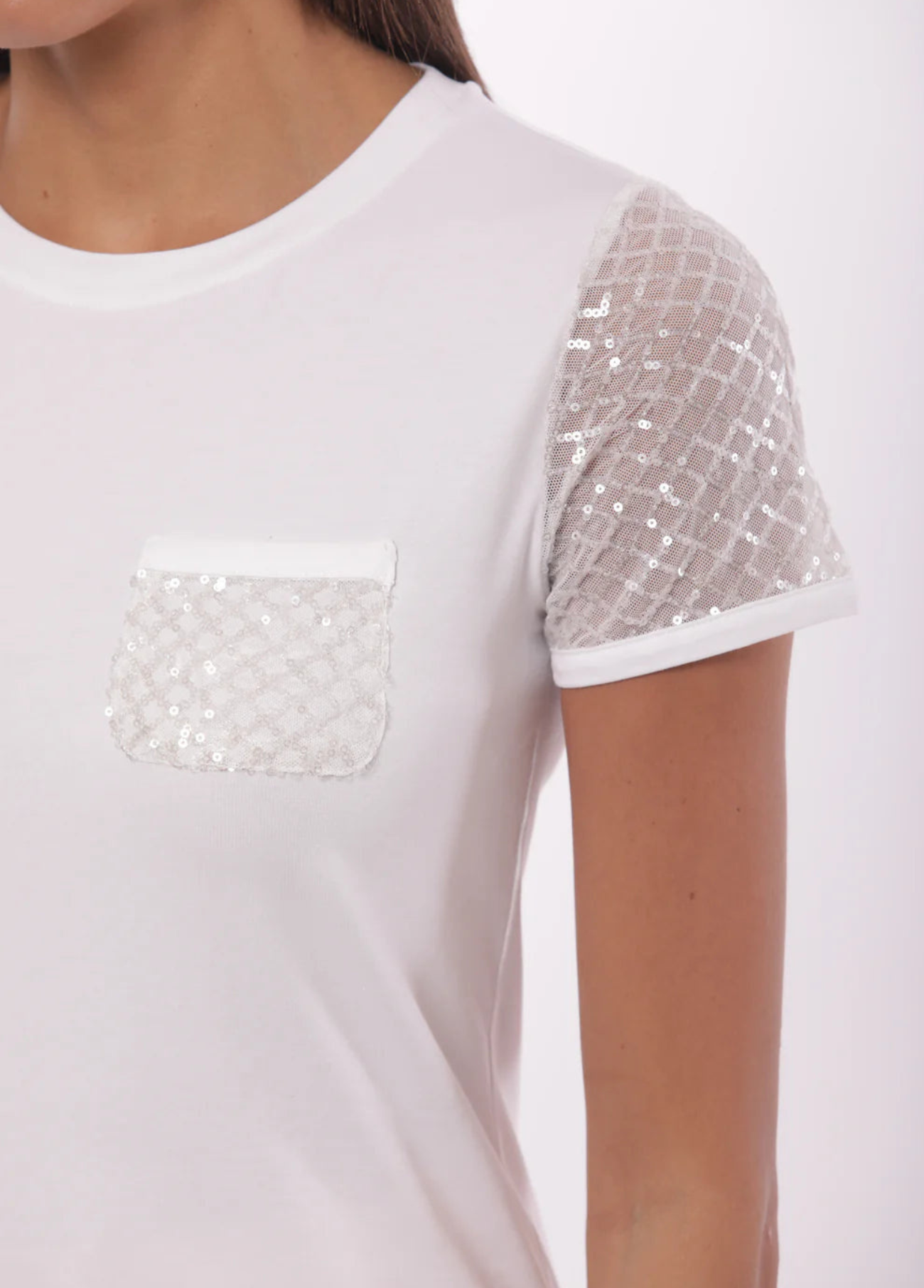 T-SHIRT COM BOLSO E MANGAS DE LANTEJOULAS - MIMI MUA