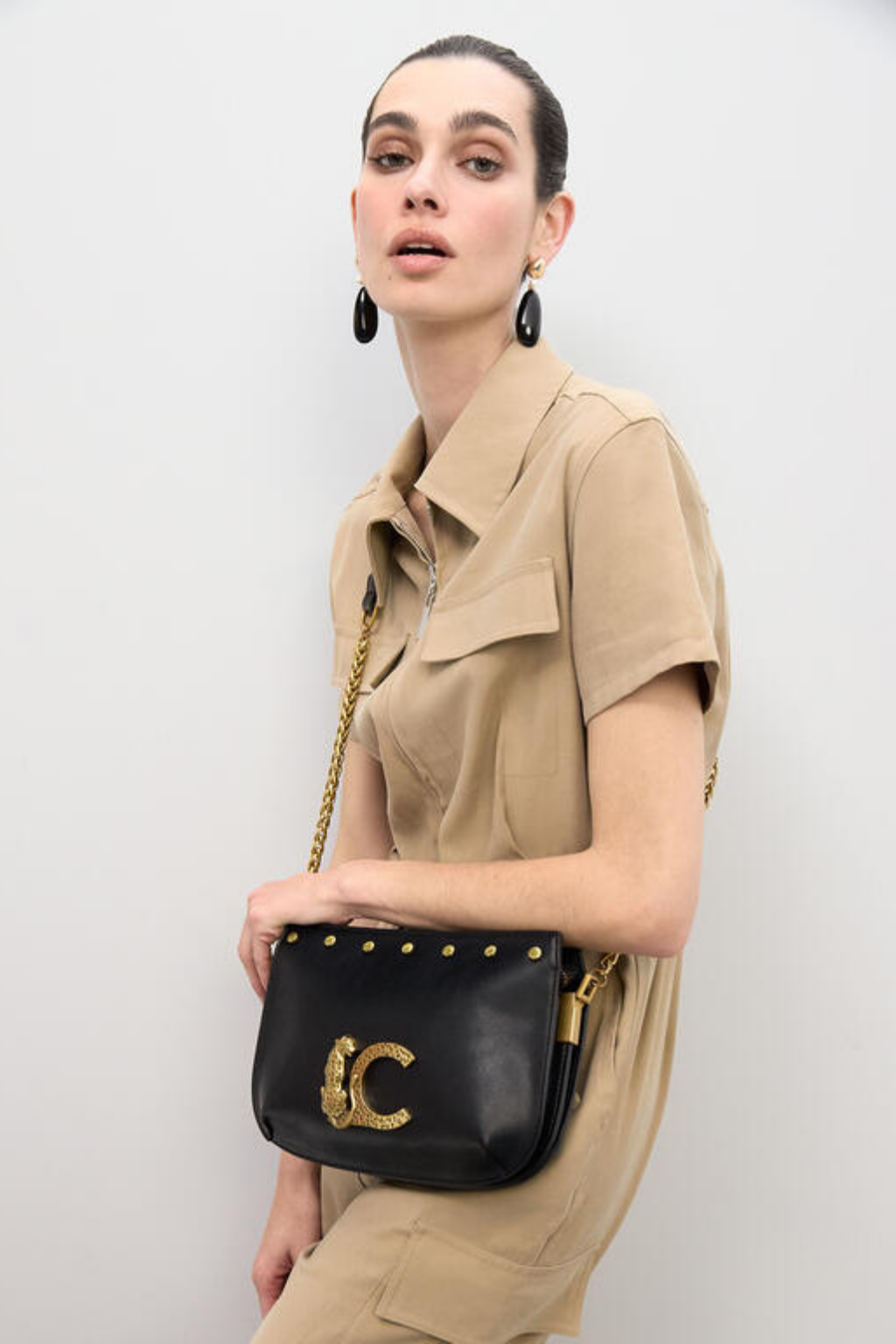 BOLSA TIRACOLO PRETA COM TACHAS - LOLA CASADEMUNT