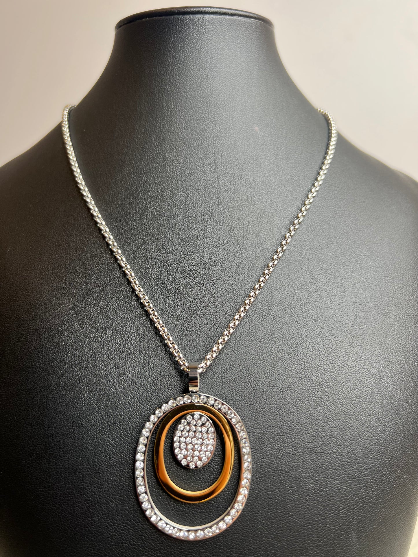 COLAR PENDENTE DOURADO E PRATA COM BRILHOS - BASTTA