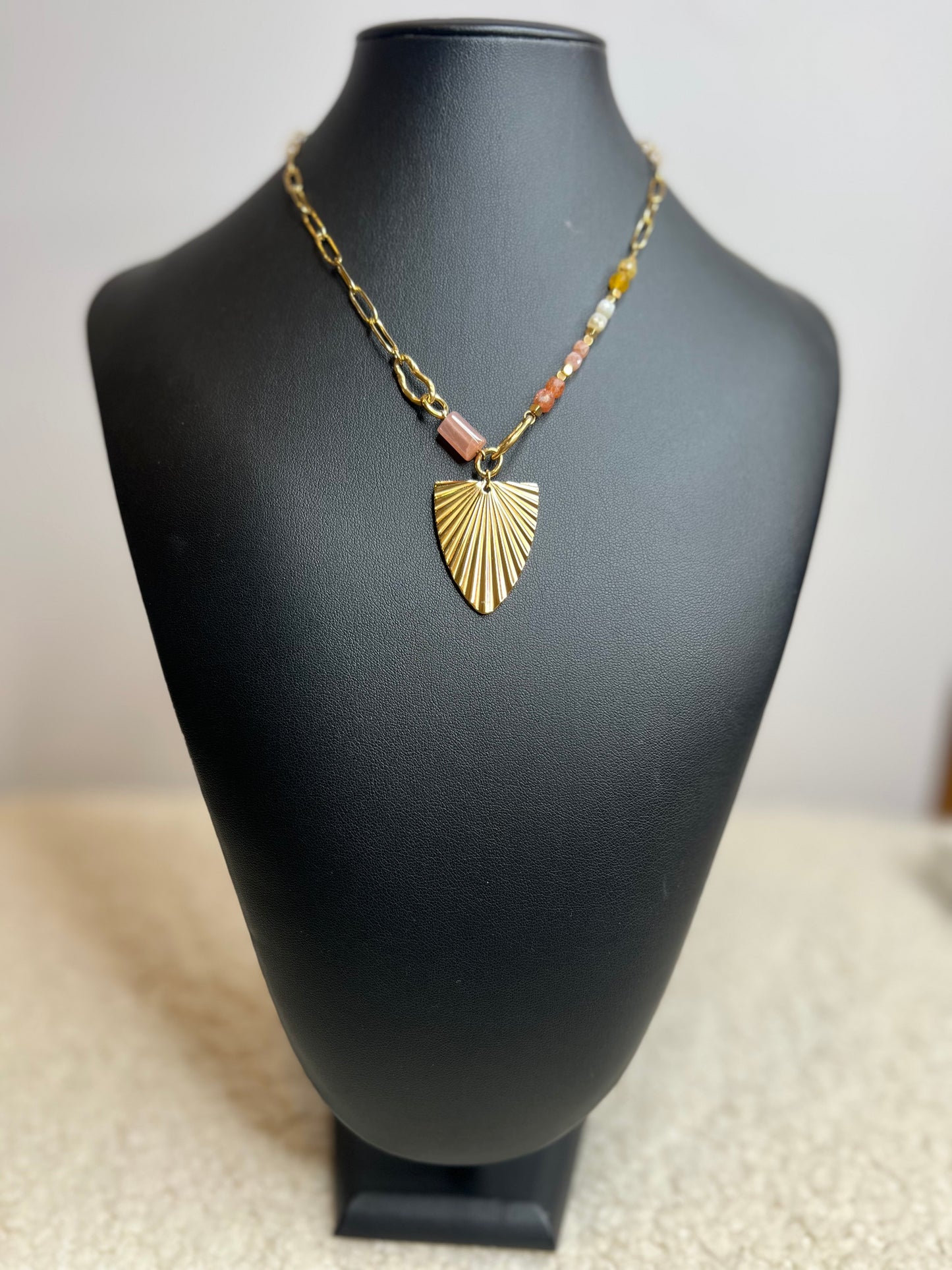 COLAR DOURADO E PEDRAS COM PENDENTE - BASTTA