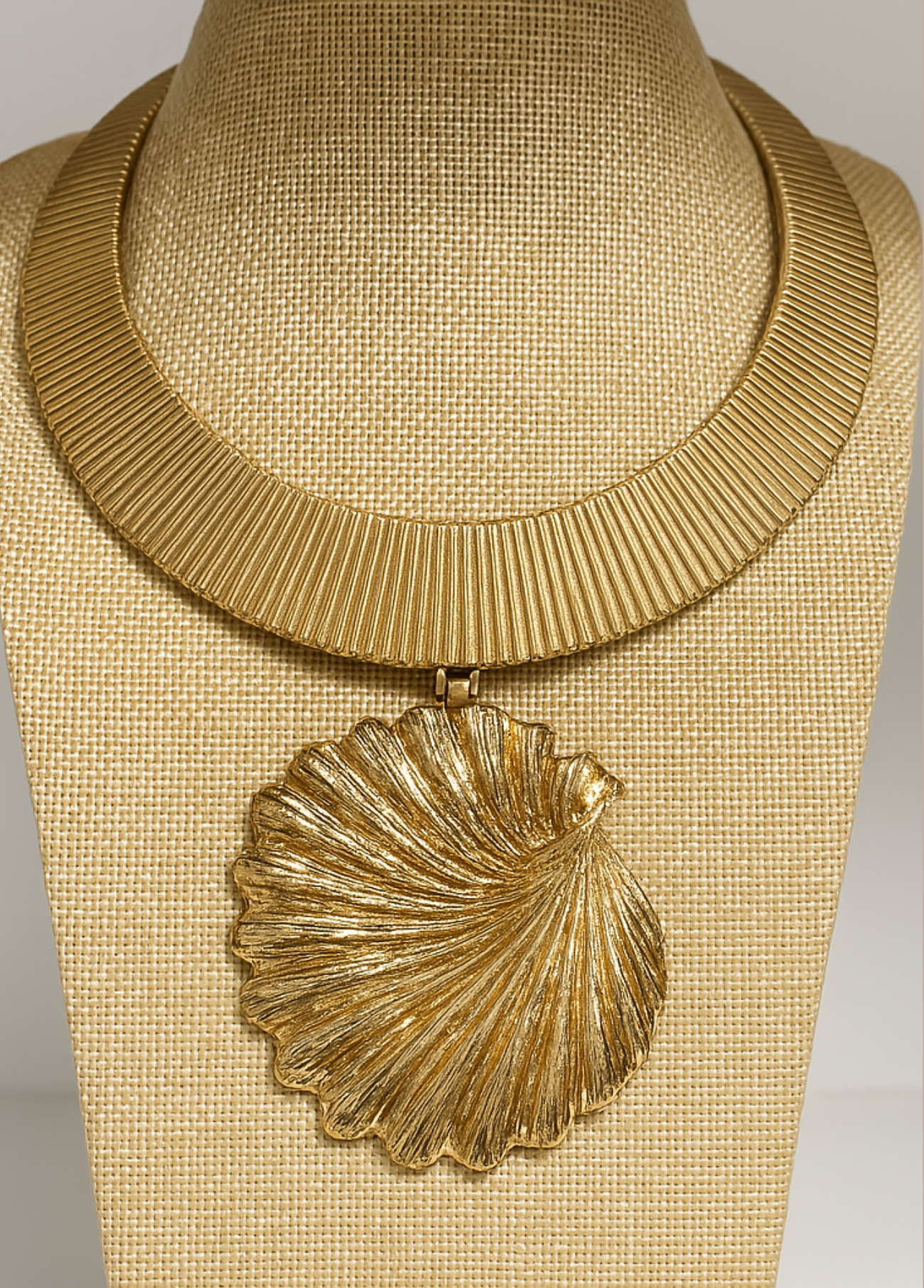COLAR DOURADO COM PENDENTE CONCHA - ALIBY