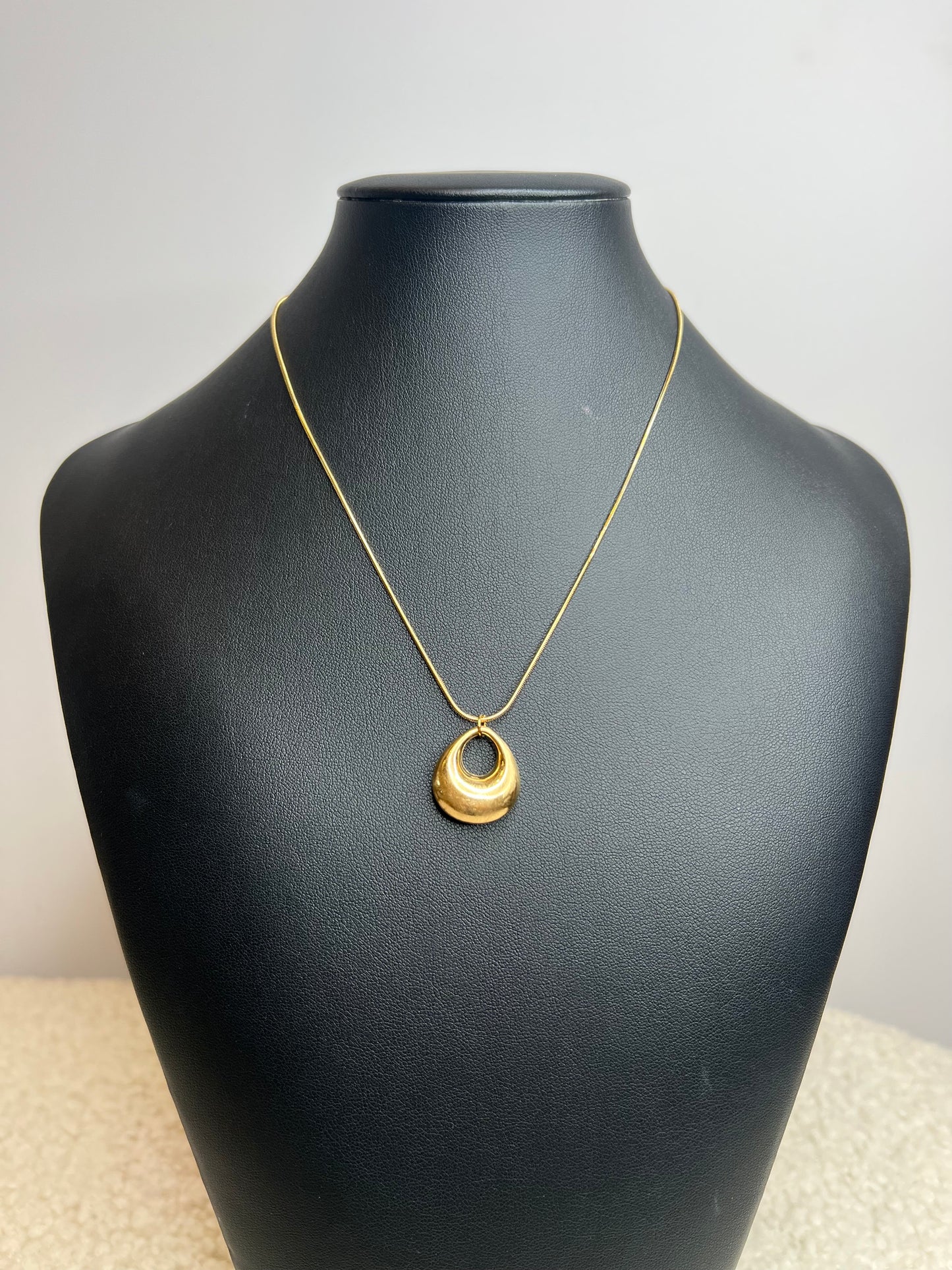 COLAR PENDENTE DOURADO - BASTTA