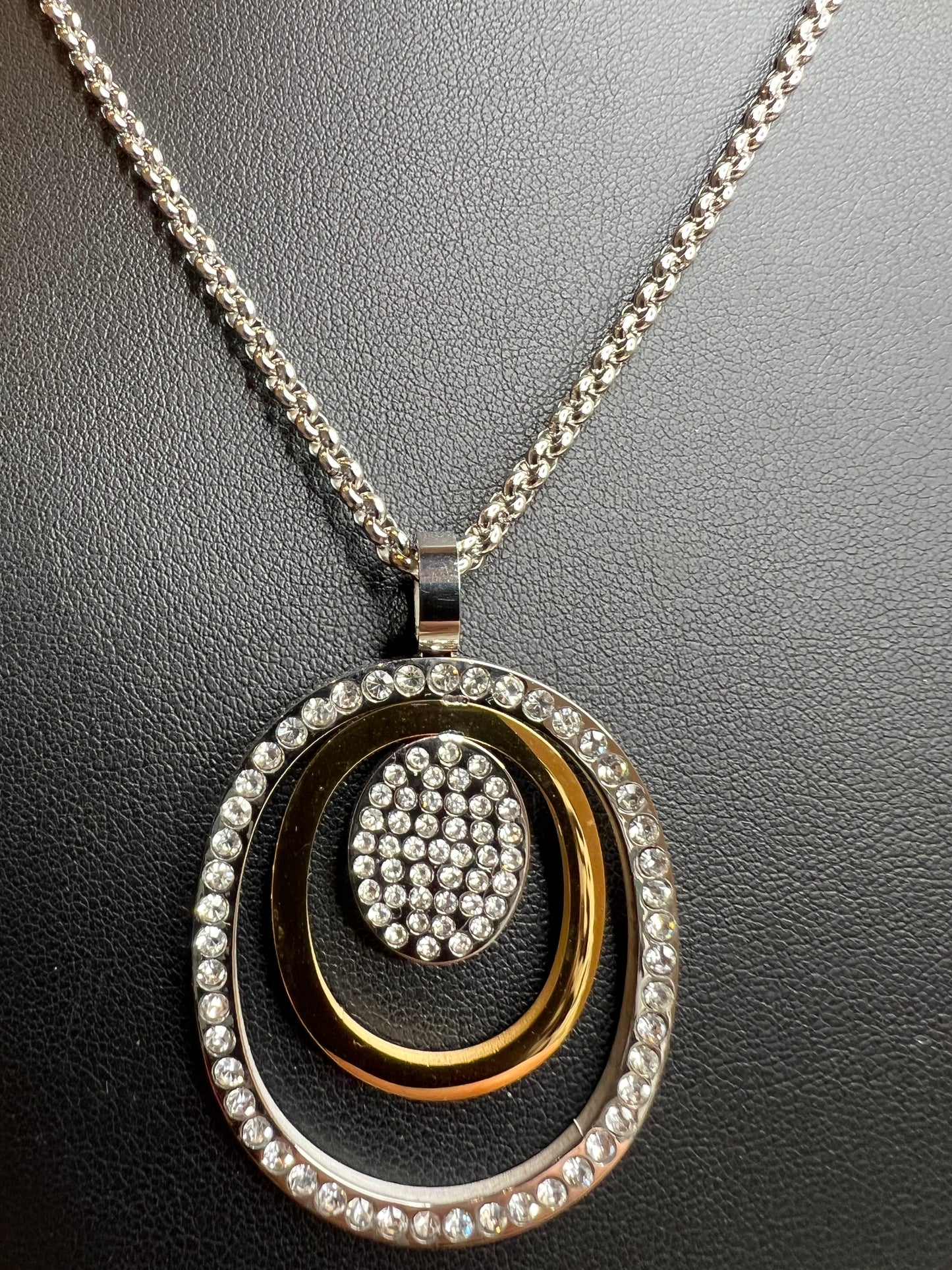 COLAR PENDENTE DOURADO E PRATA COM BRILHOS - BASTTA