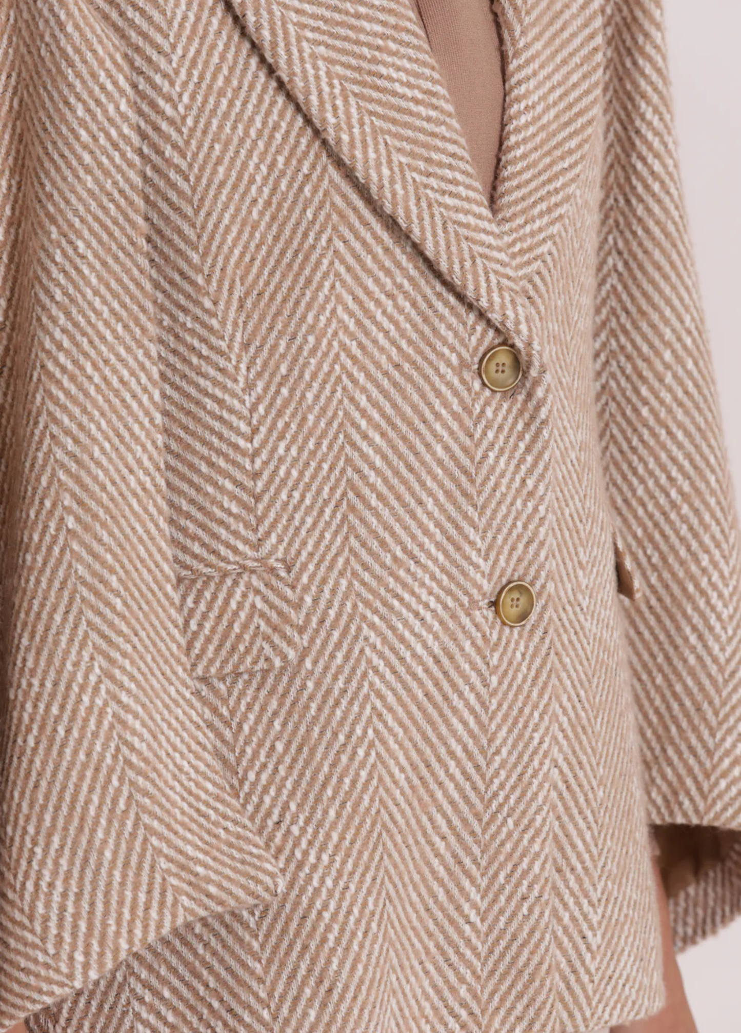 CASACO CAPA BEGE COM ESTAMPA ESPINHA DE PEIXE - MIMI MUA