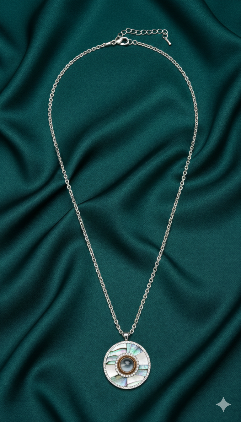 COLAR MANDALA EM AÇO INOXIDÁVEL COM MADRE PÉROLA - BASTTA