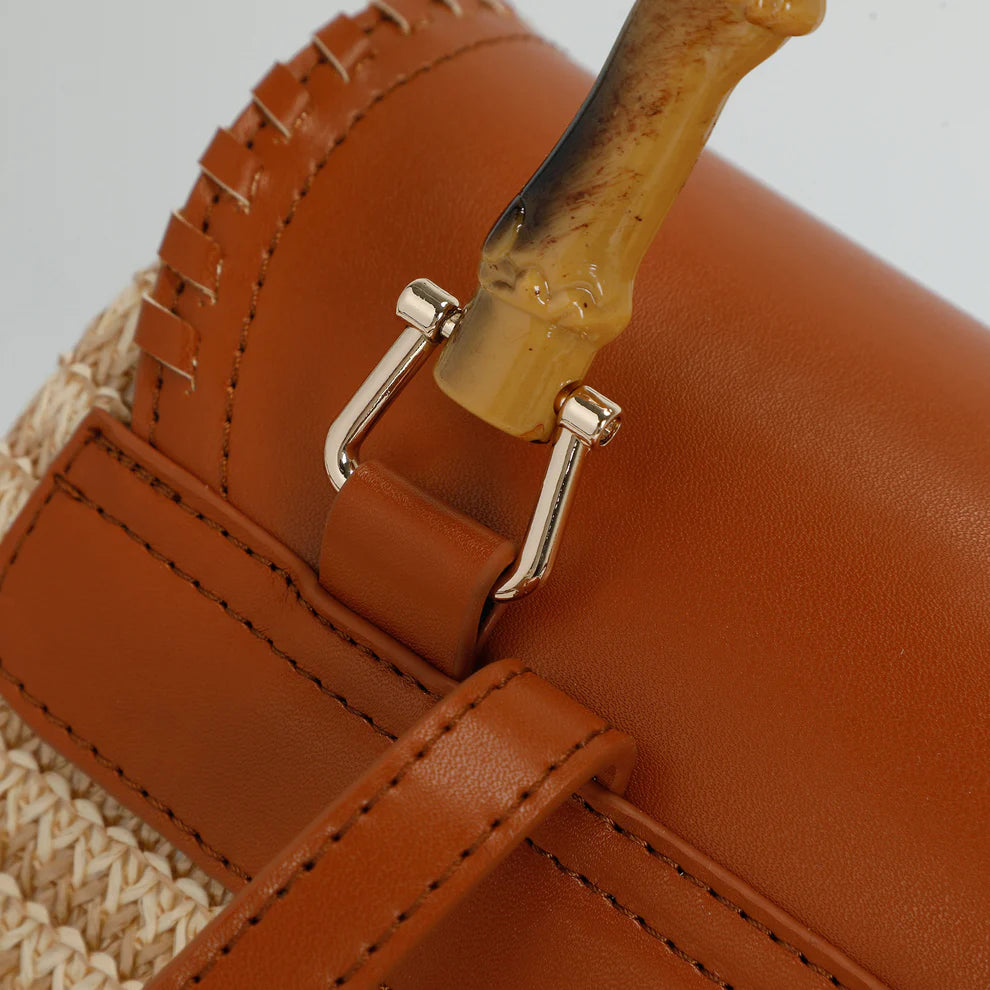 MOCHILA DE PALHA COM ALÇA DE BAMBU - MIMI MUA