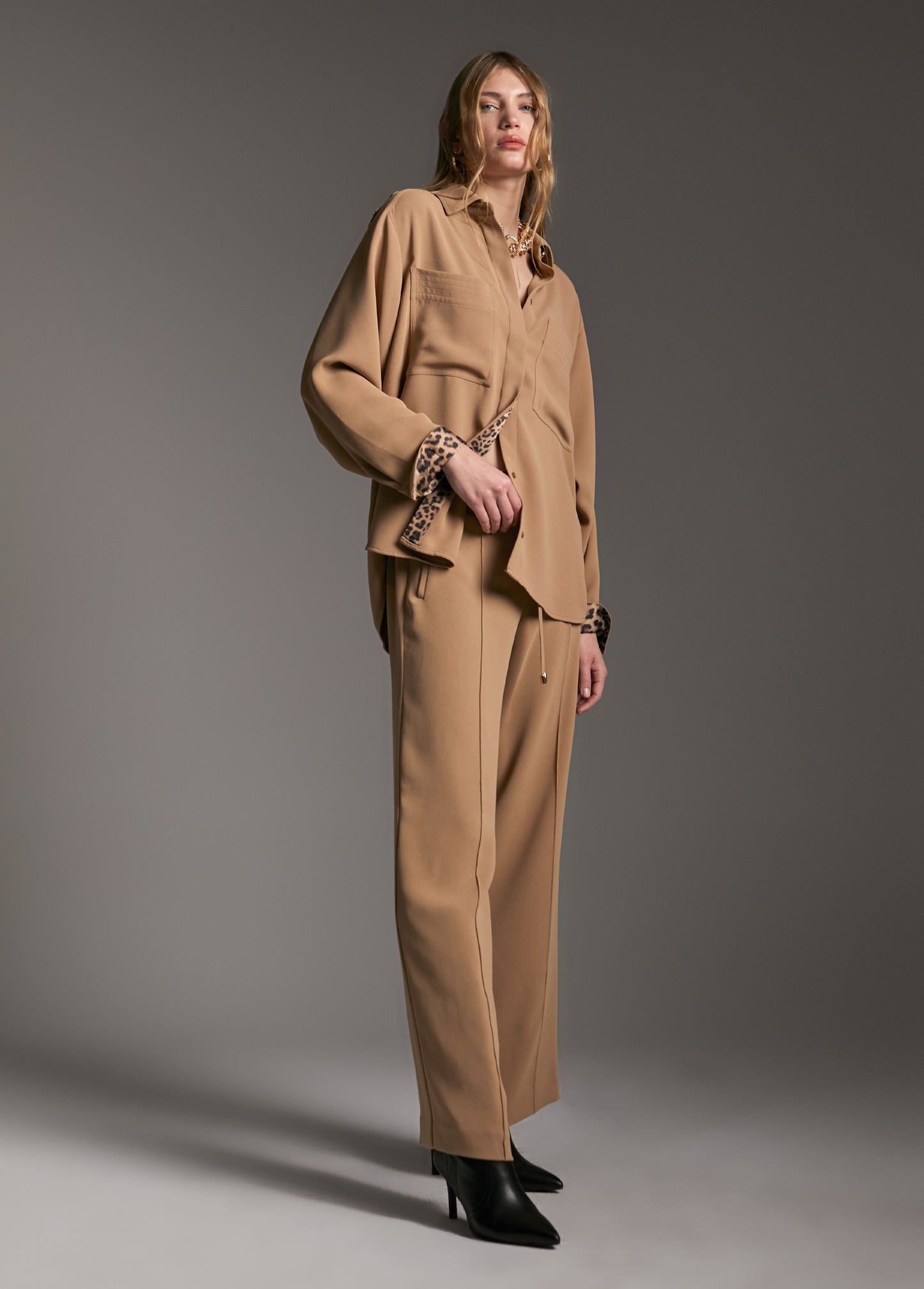 CAMISA CAMEL COM PORMENOR ANIMAL PRINT - LOLA CASADEMUNT