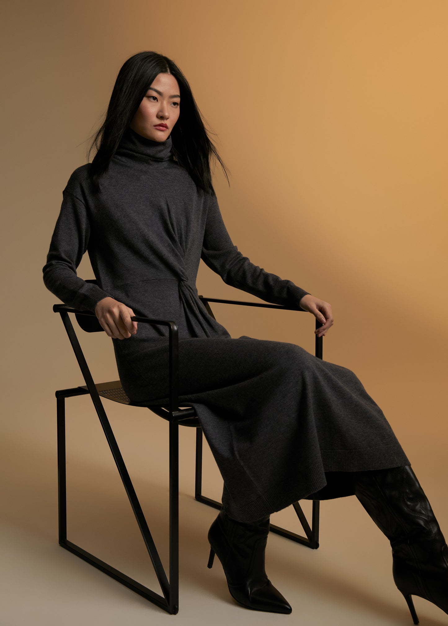 VESTIDO DE MALHA COM GOLA E REPUXADO - LOLA CASADEMUNT BY MAITE