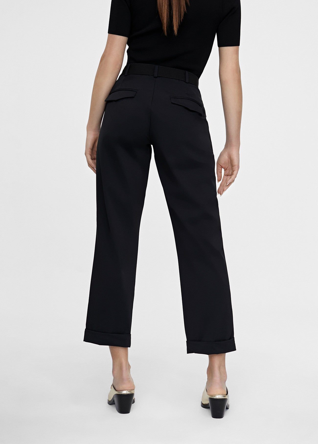 CALÇA PRETA CROPPED COM BAINHA - LOLA CASADEMUNT