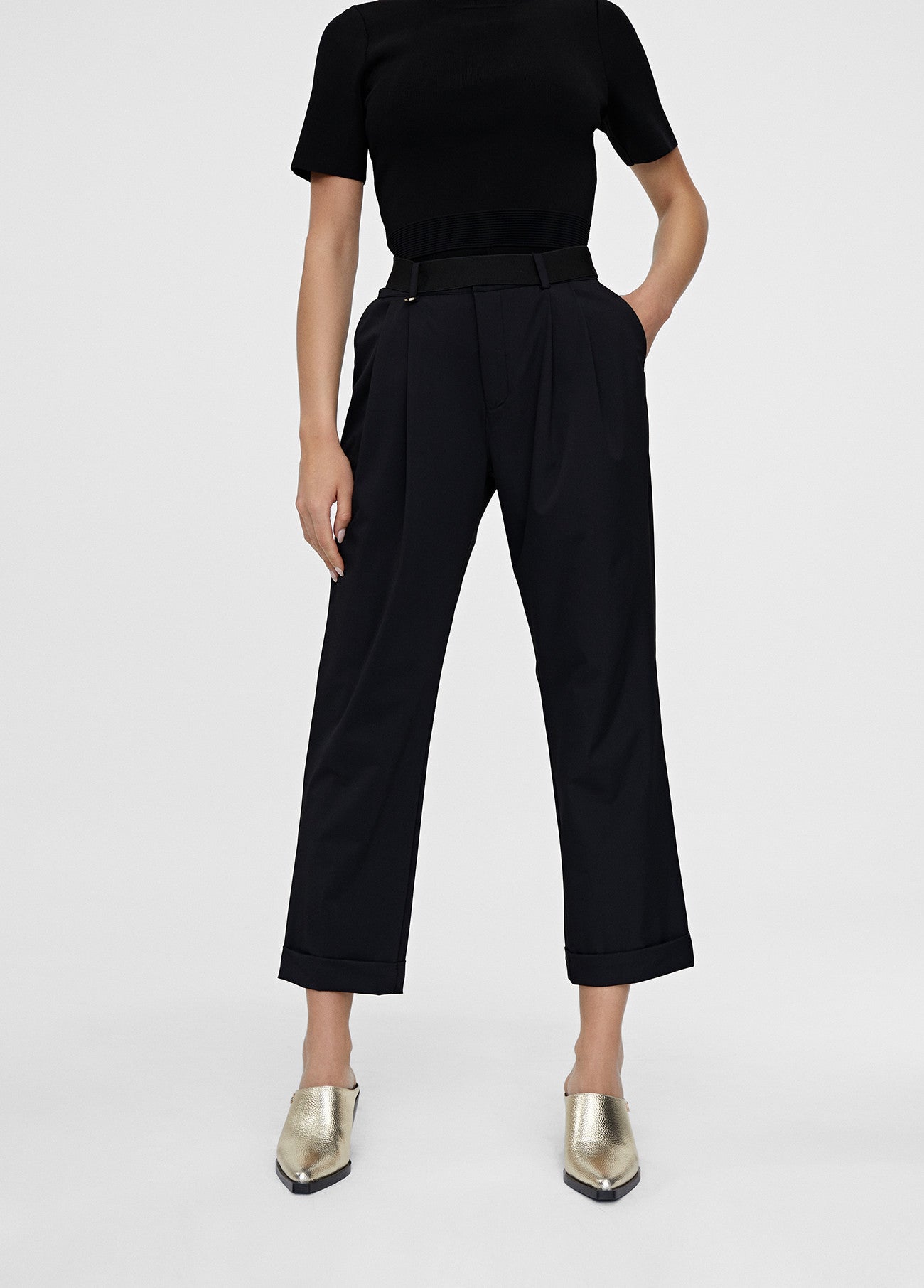 CALÇA PRETA CROPPED COM BAINHA - LOLA CASADEMUNT