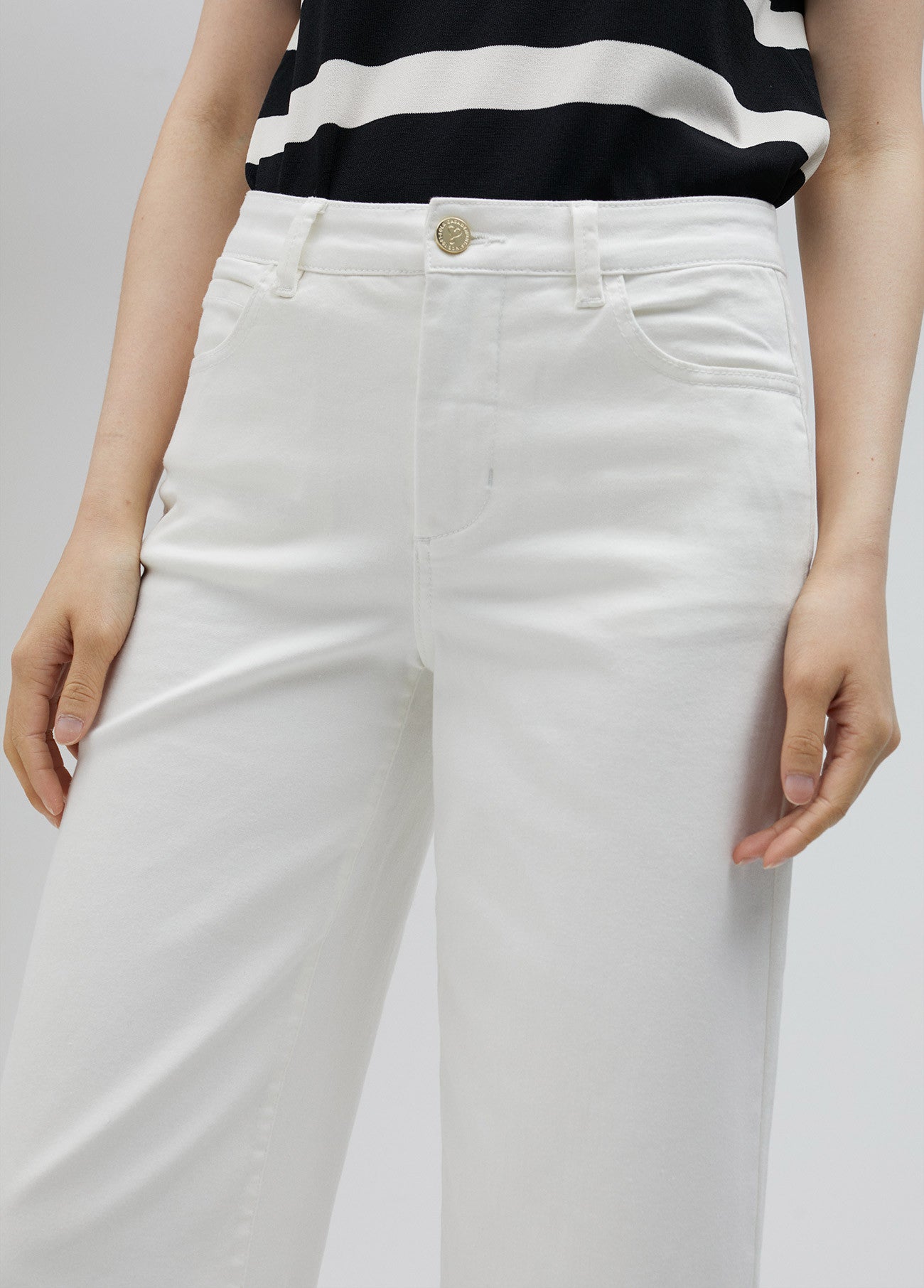 CALÇAS DENIM BRANCO A DIREITO - LOLA CASADEMUNT