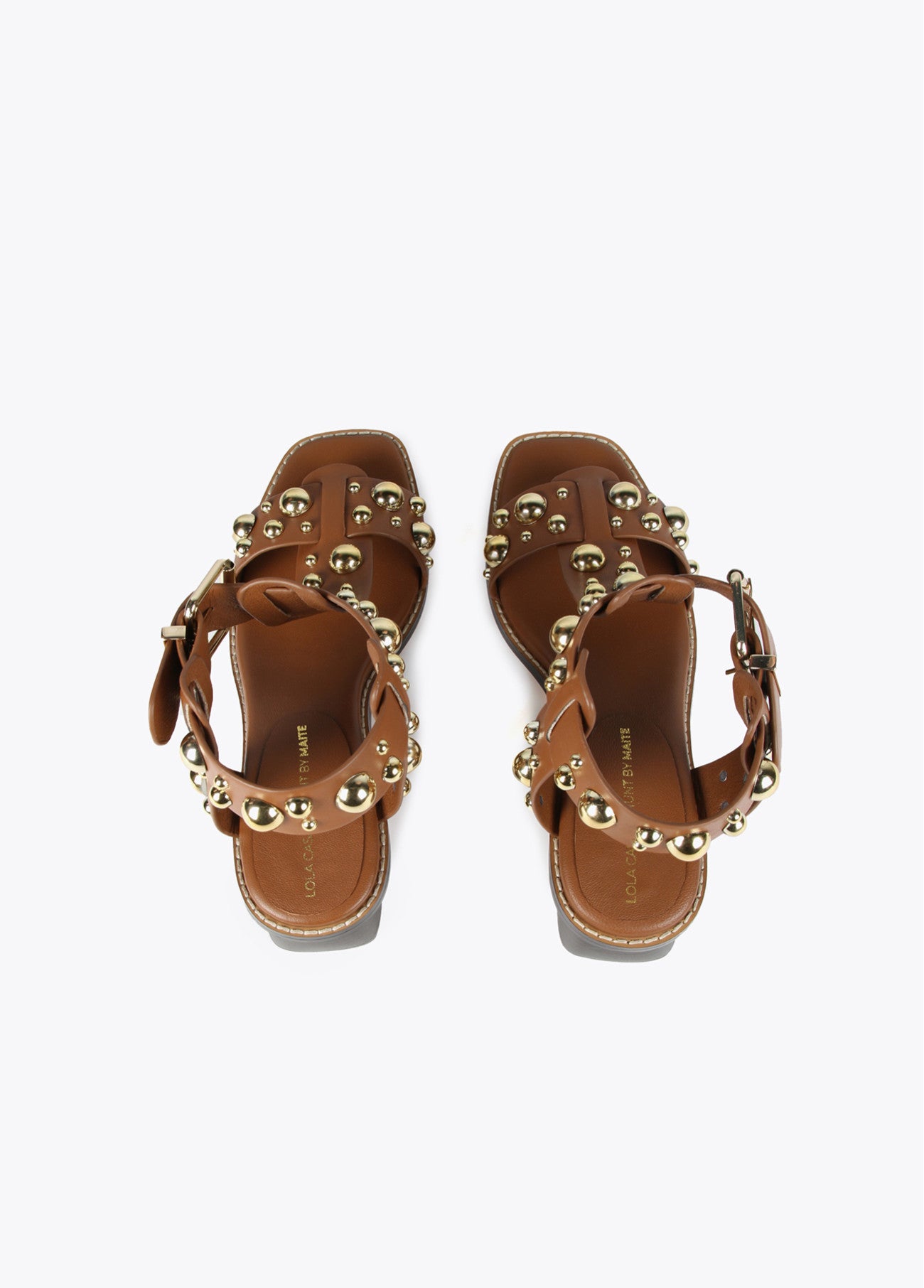 SANDÁLIAS DE SALTO BAIXO EM COURO SINTÉTICO COM APLICAÇÕES - LOLA CASADEMUNT BY MAITE