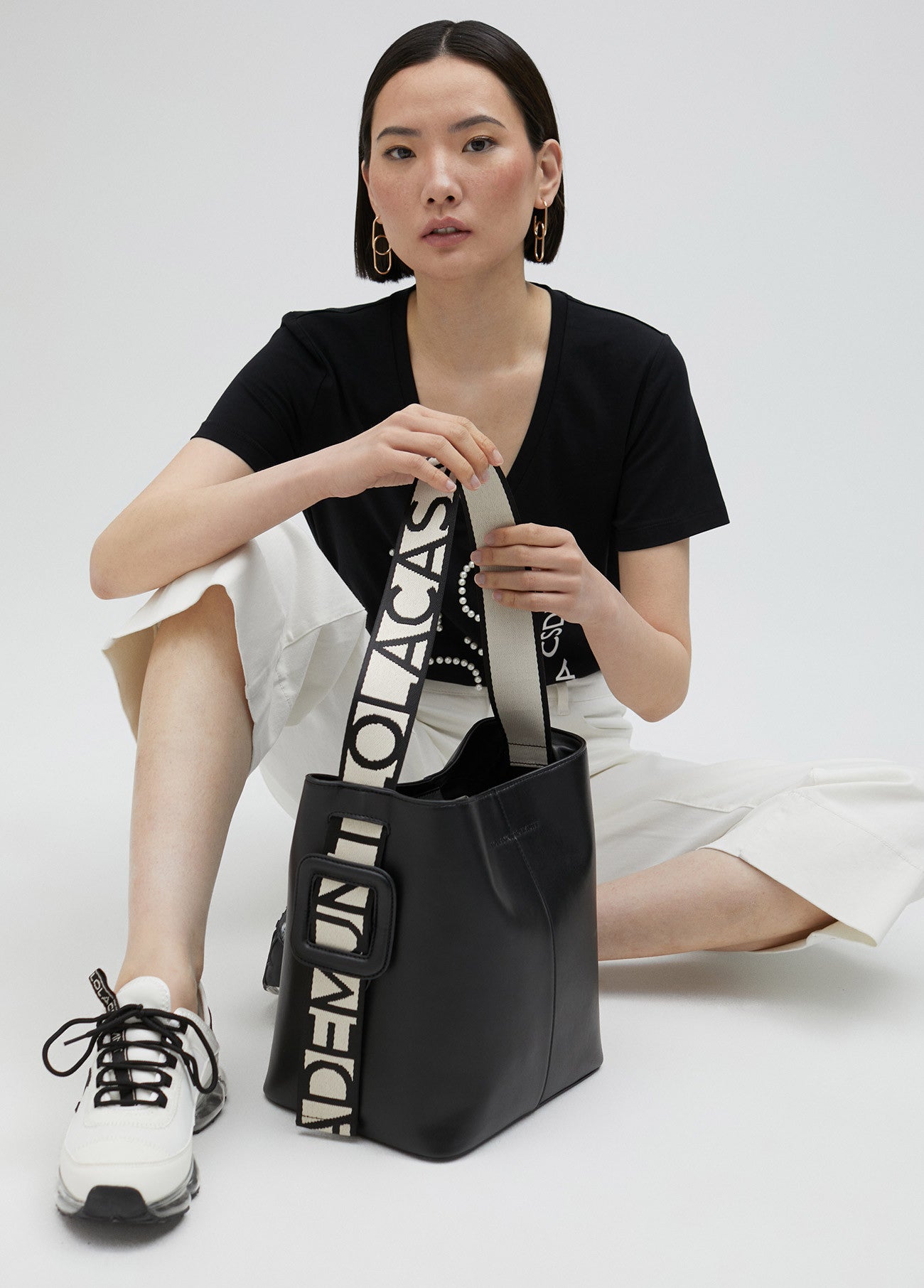 MALA TOTE BAG COM ASAS LOGOTIPADAS - LOLA CASADEMUNT