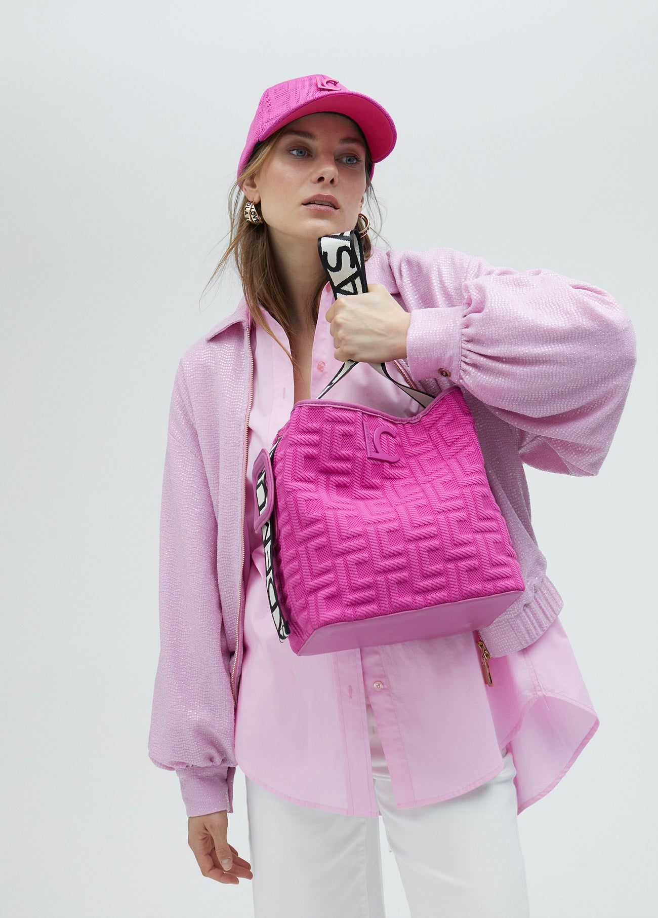 MALA TOTE BAG EM TECIDO COM MONOGRAMA - LOLA CASADEMUNT