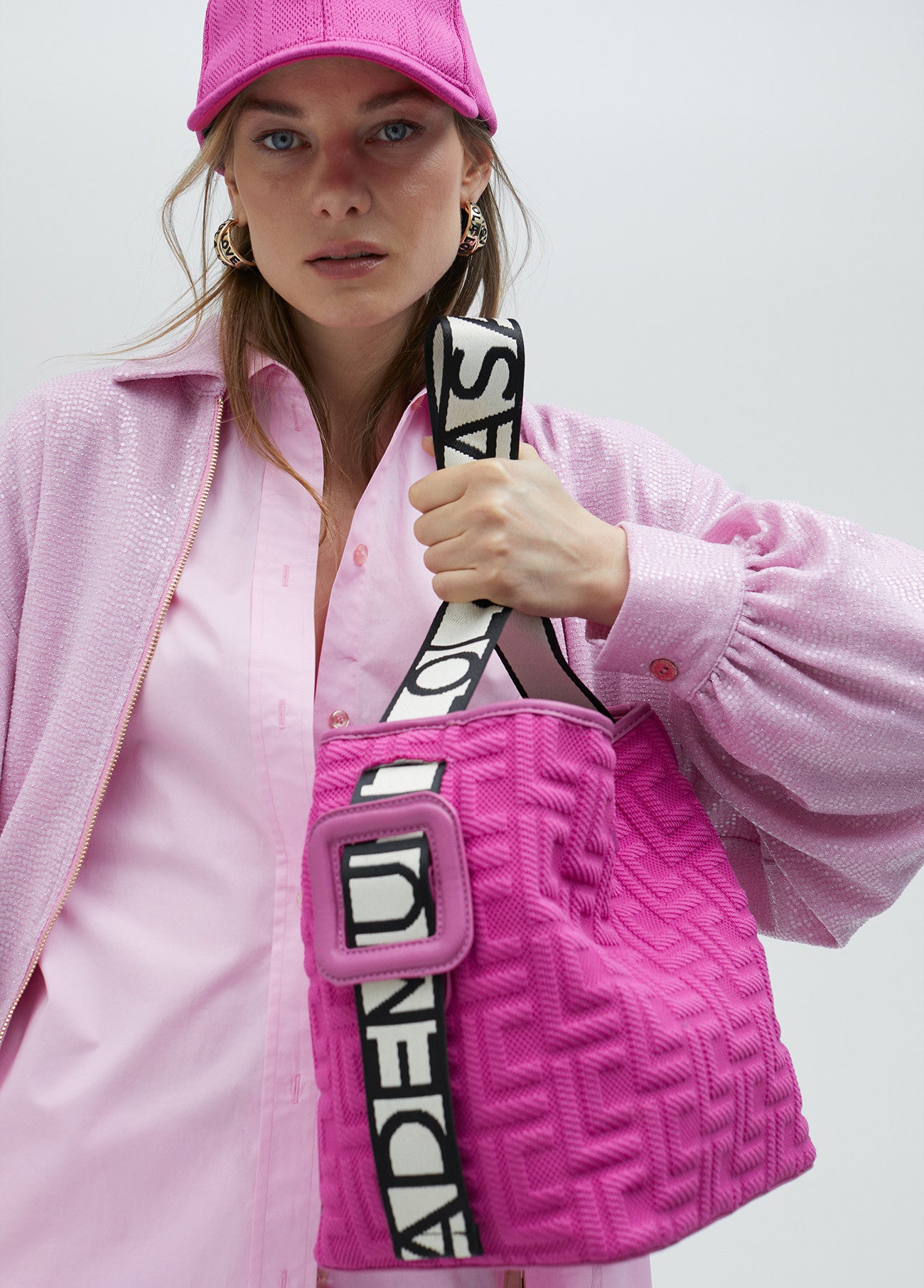 MALA TOTE BAG EM TECIDO COM MONOGRAMA - LOLA CASADEMUNT