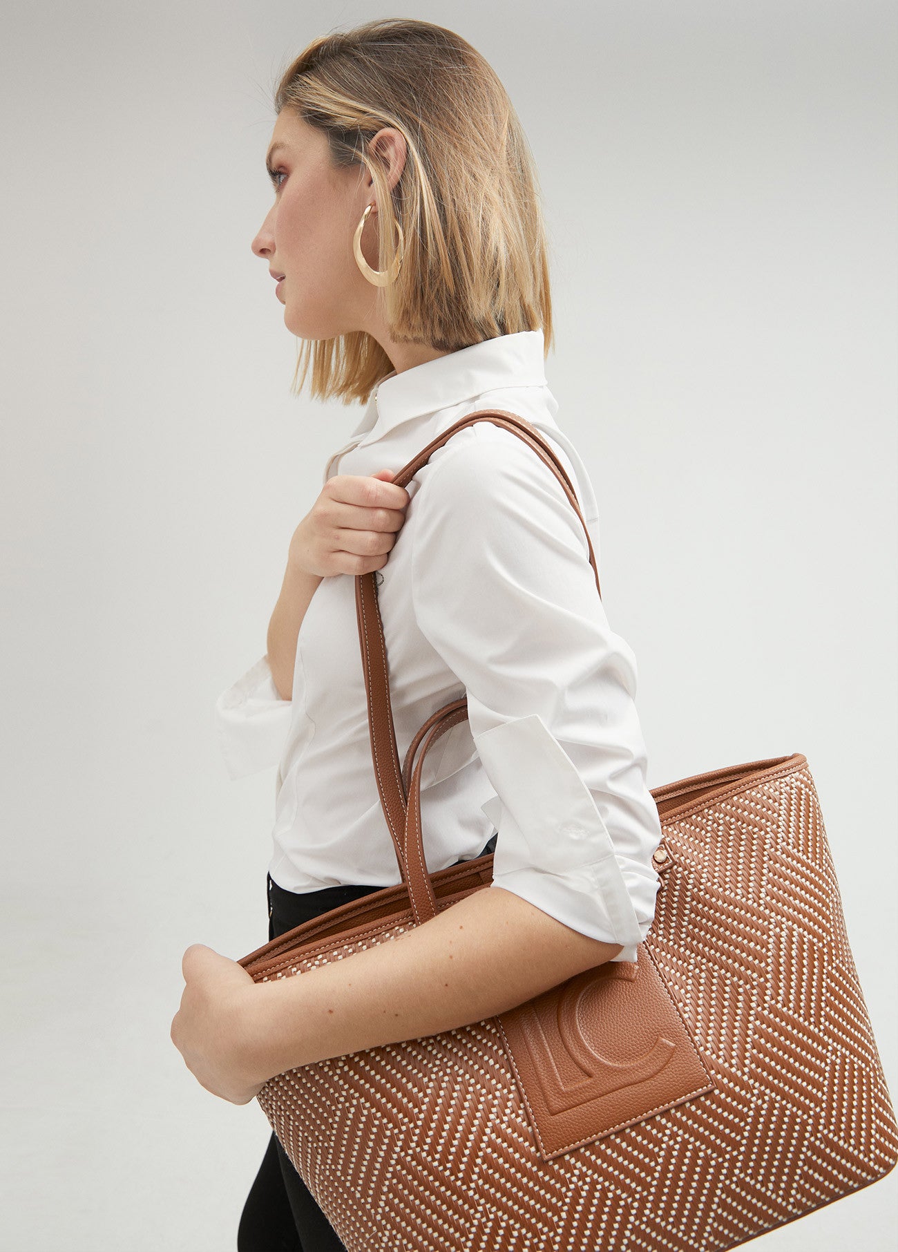 MALA TOTE BAG ENTRANÇADO CAMEL - LOLA CASADEMUNT
