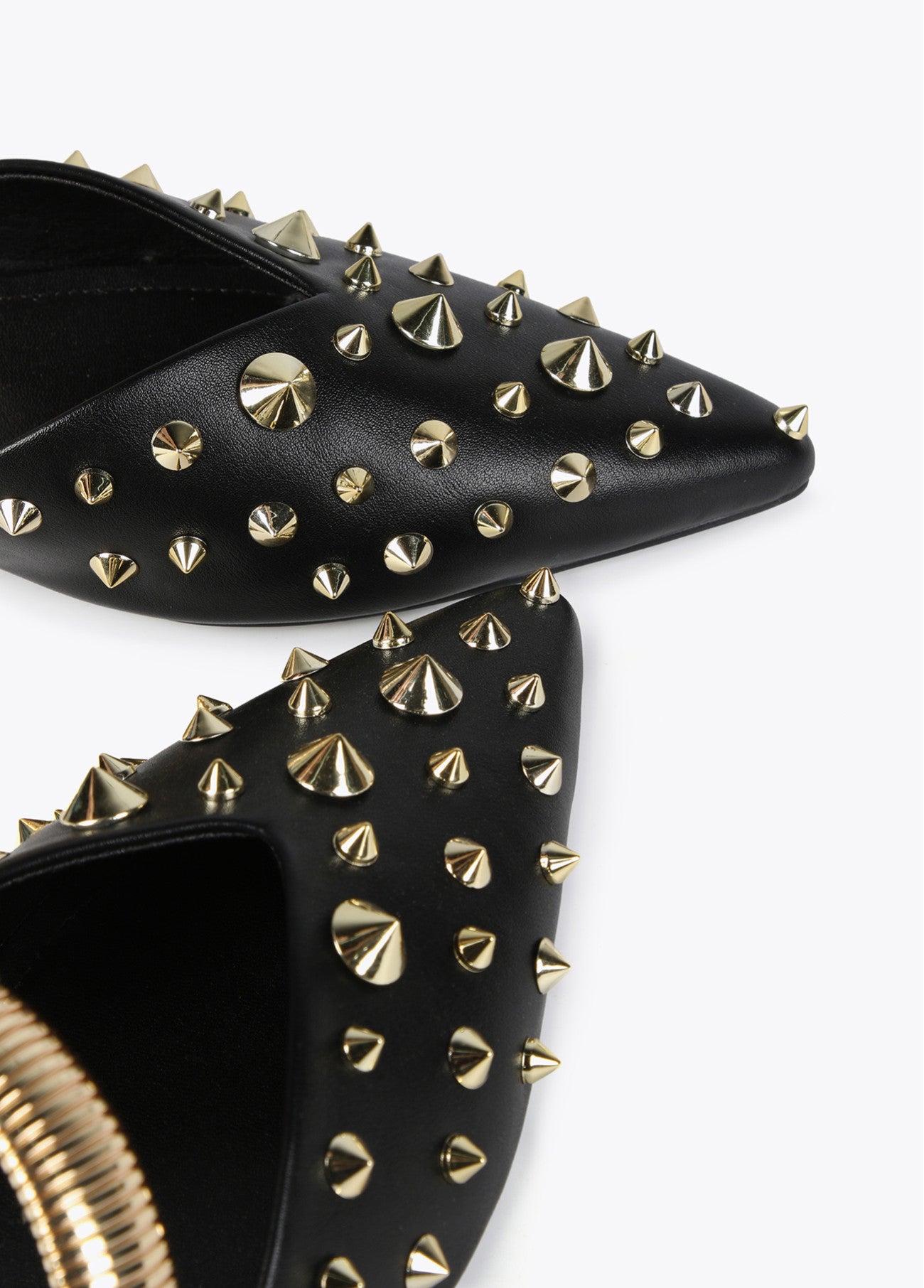 MULES COM TIRA E ORNAMENTOS METÁLICOS - LOLA CASADEMUNT BY MAITE