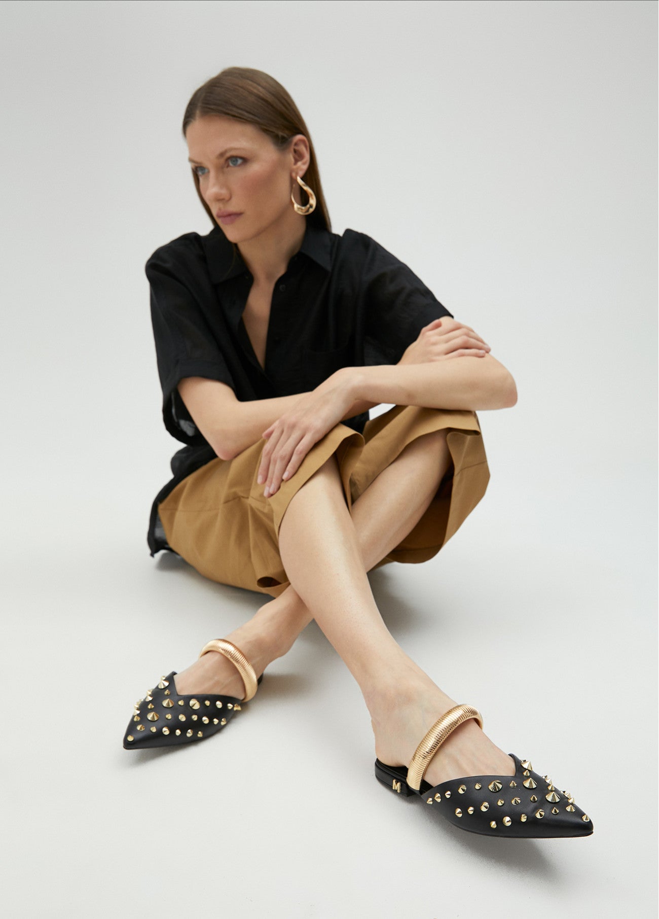 MULES COM TIRA E ORNAMENTOS METÁLICOS - LOLA CASADEMUNT BY MAITE