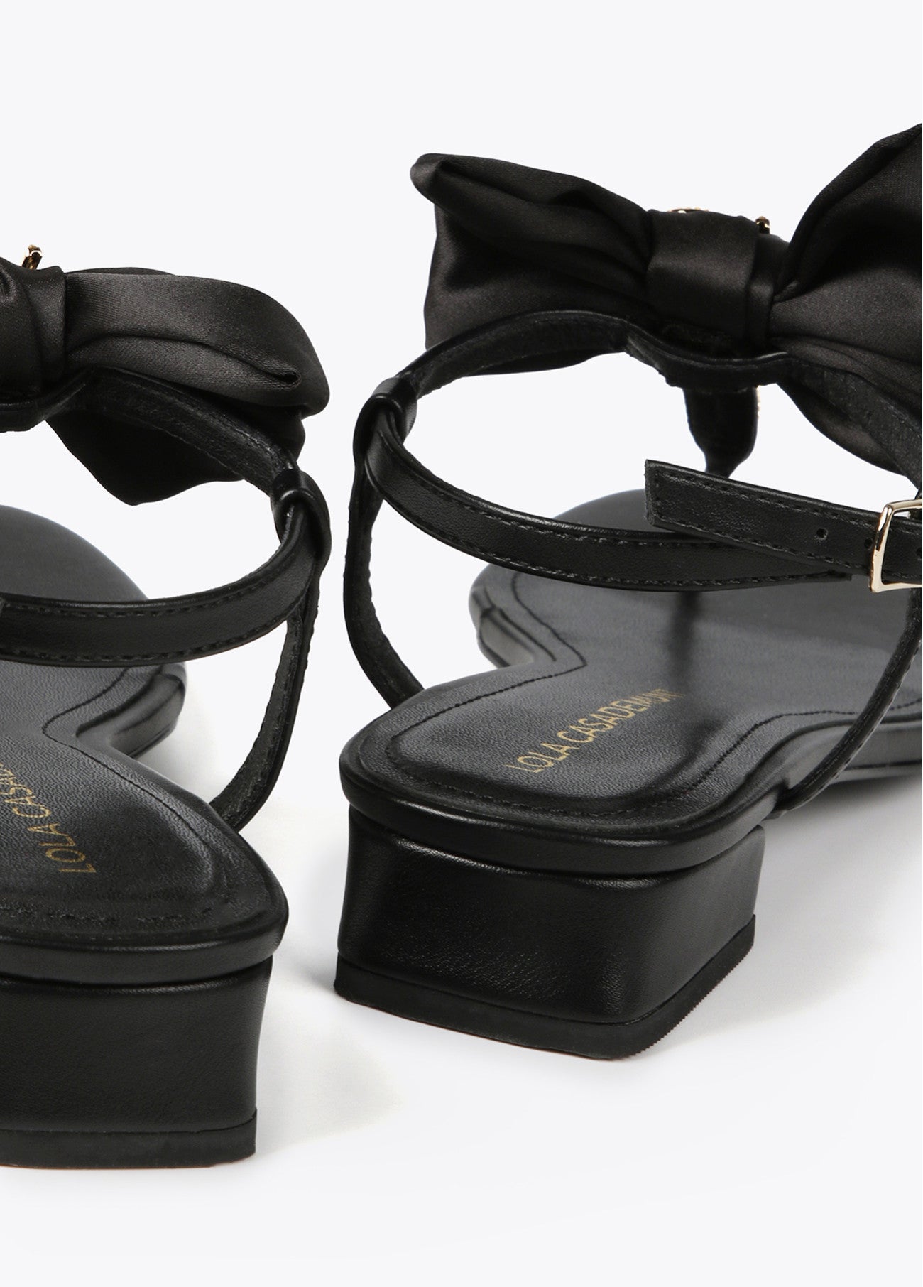 SANDÁLIAS RASAS COM LAÇO E DETALHES EM STRASS - LOLA CASADEMUNT