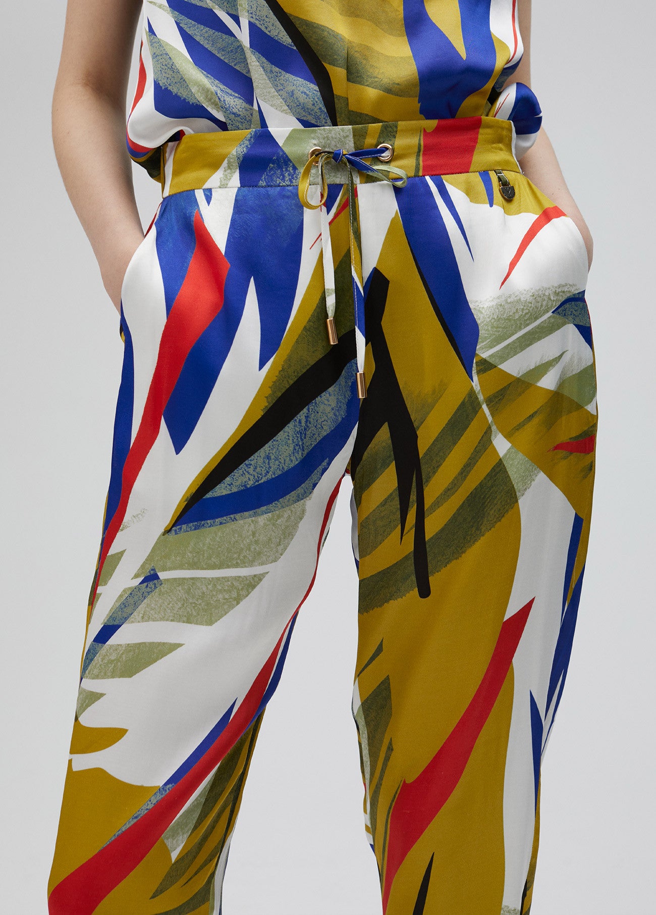 CALÇAS JOGGER DE CETIM COM ESTAMPA TROPICAL - LOLA CASADEMUNT
