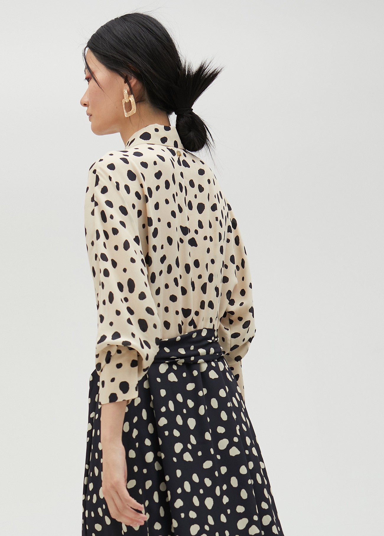 VESTIDO CAMISEIRO ÀS BOLINHAS - LOLA CASADEMUNT BY MAITE