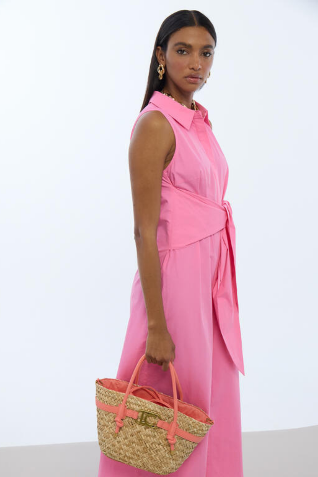 MALA DE RÁFIA COM DETALHES CORAL - LOLA CASADEMUNT