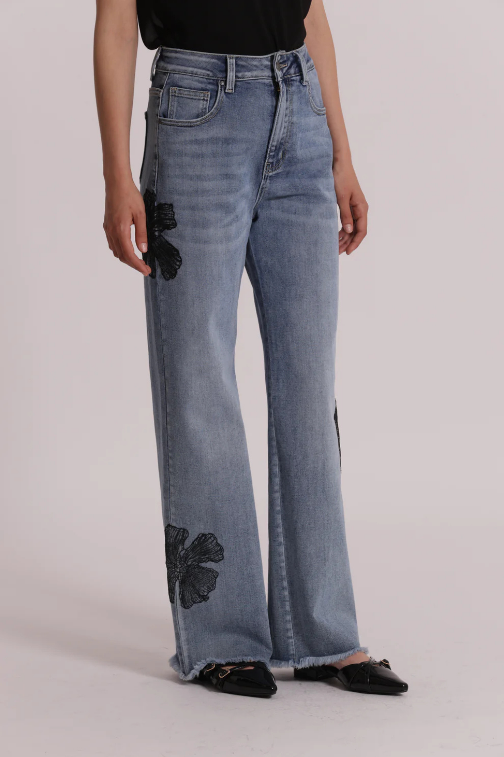 JEANS COM BORDADOS FLORAIS - MIMI MUA