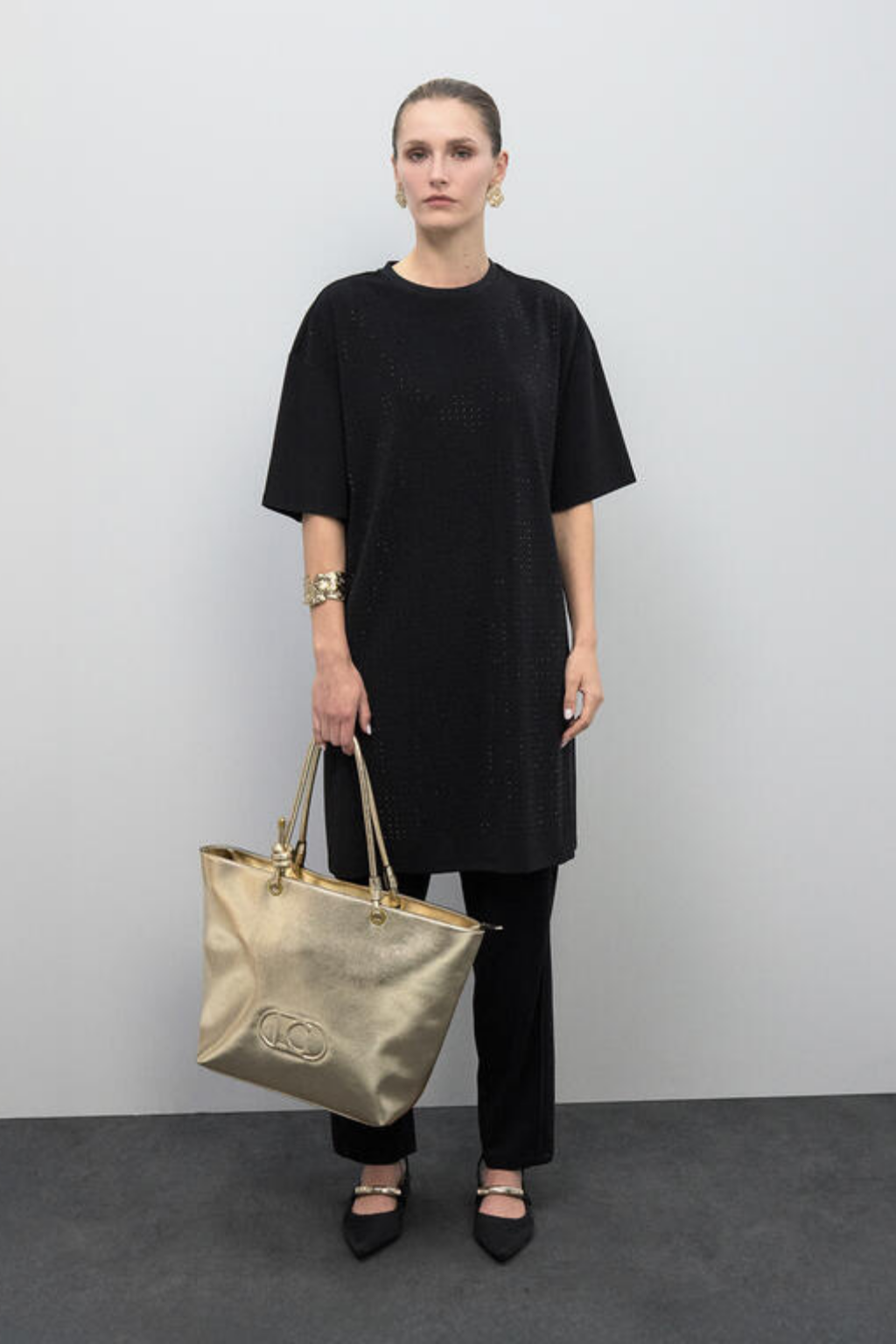 SHOPPER DOURADA DESESTRUTURADO COM LOGOTIPO OVAL EM RELEVO - LOLA CASADEMUNT