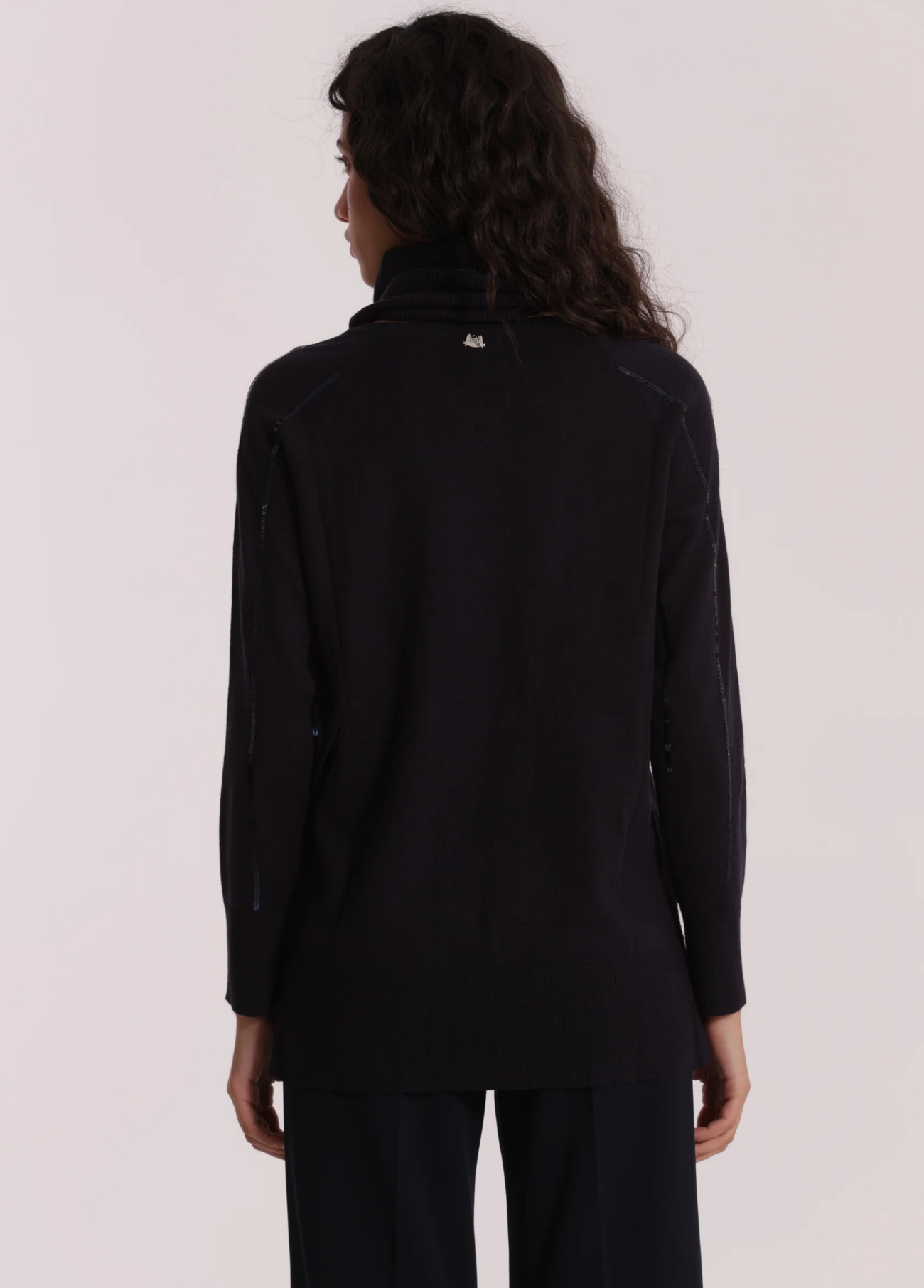 CAMISOLA DE MALHA COM PORMENORES EM LANTEJOULAS - MIMI MUA