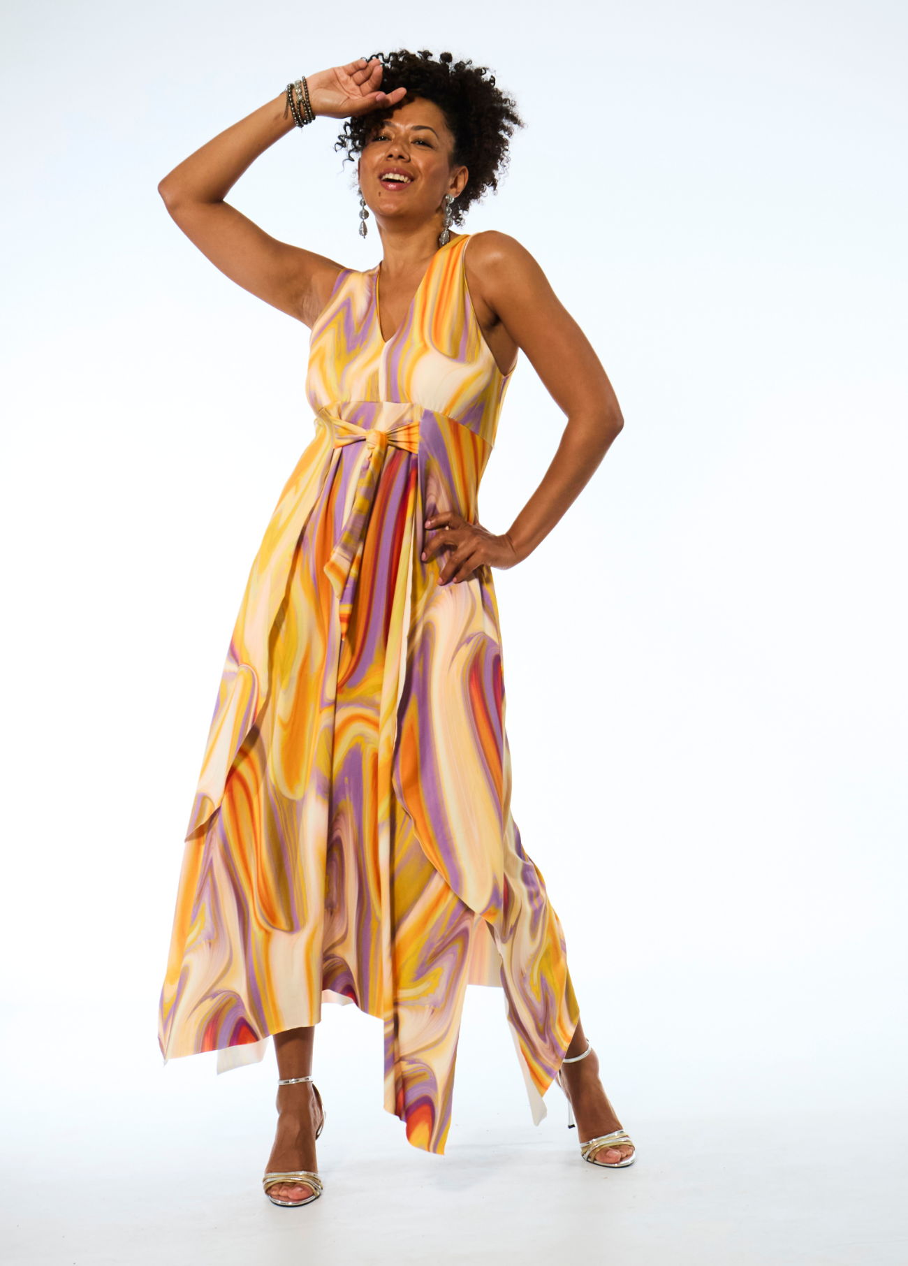 VESTIDO ESTAMPA ABSTRATA COM SOBREPOSIÇÃO E LAÇADA - TROPICAL BRASIL