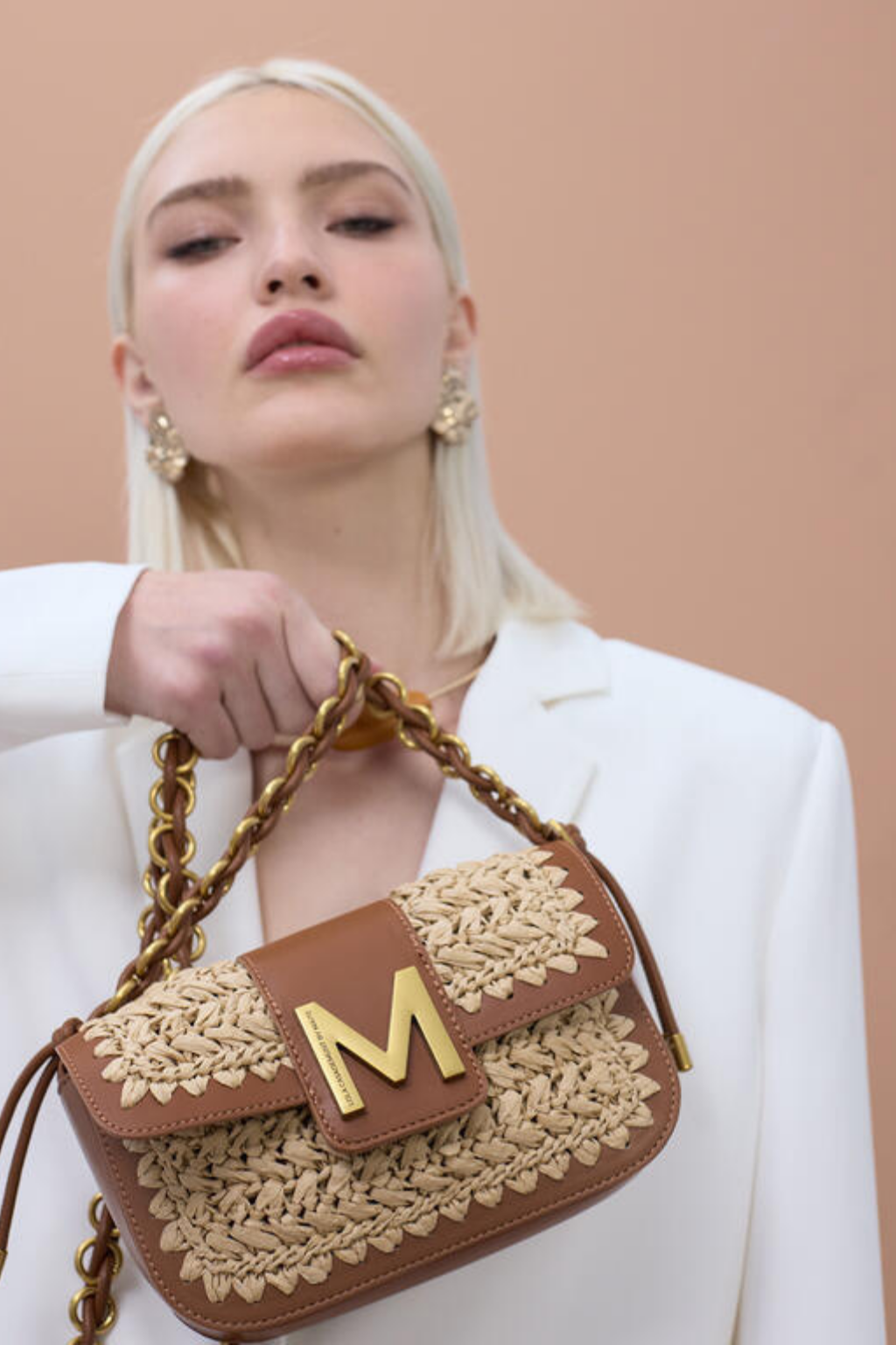 MALA TIRACOLO COM DETALHE ENTRAÇADO E FECHO M - LOLA CASADEMUNT BY MAITE