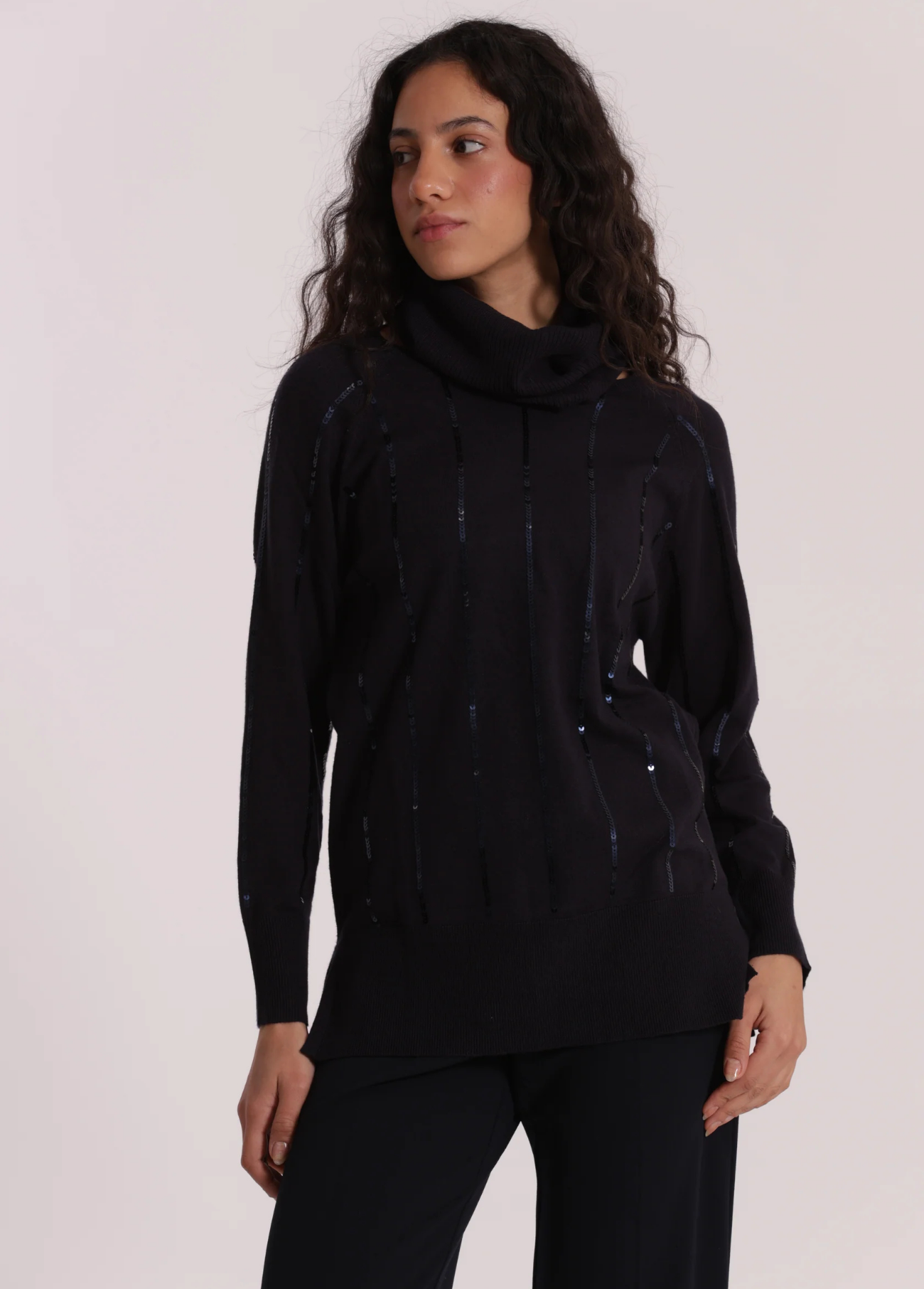 CAMISOLA DE MALHA COM PORMENORES EM LANTEJOULAS - MIMI MUA