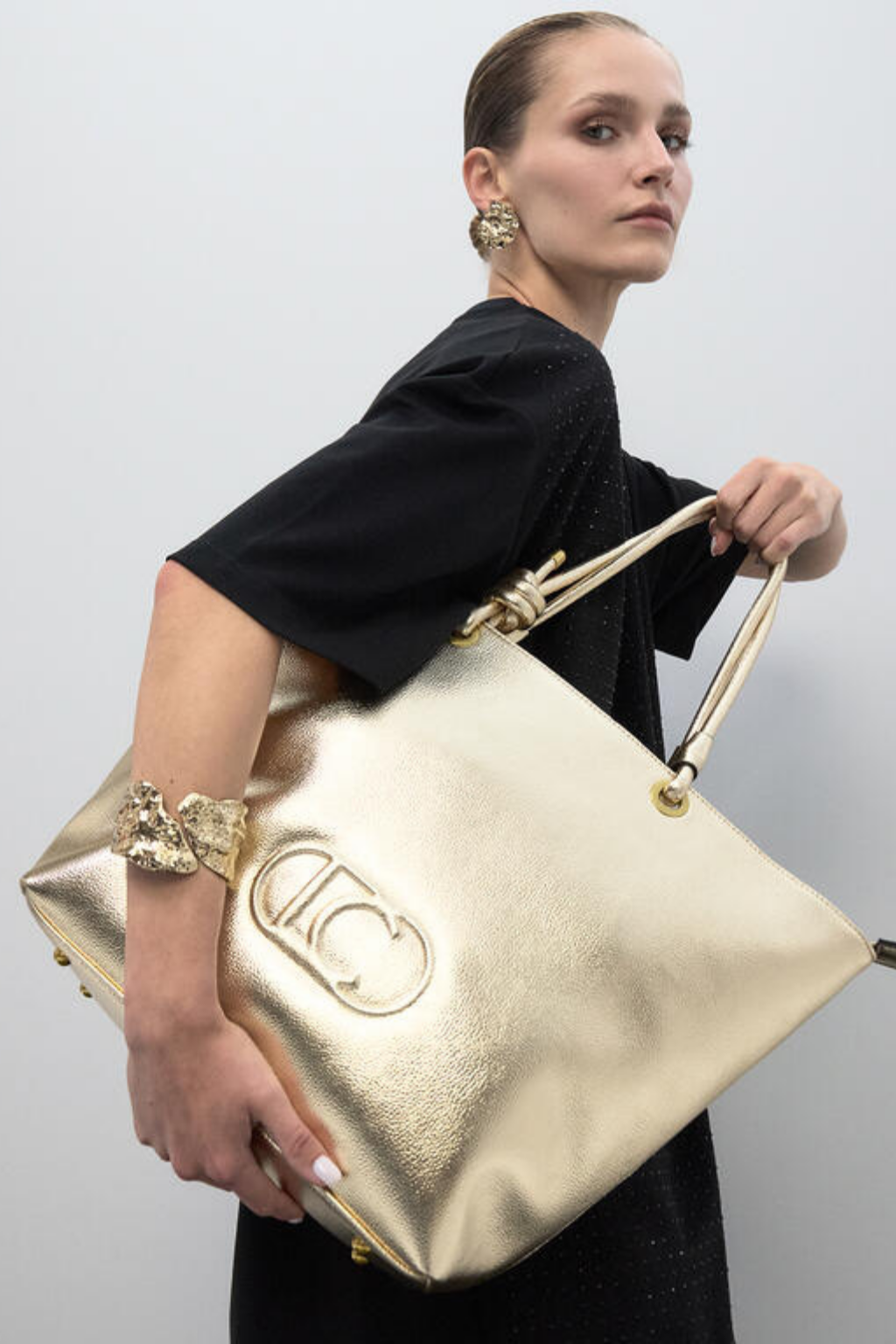 SHOPPER DOURADA DESESTRUTURADO COM LOGOTIPO OVAL EM RELEVO - LOLA CASADEMUNT