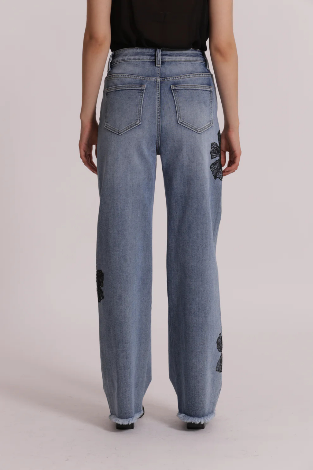 JEANS COM BORDADOS FLORAIS - MIMI MUA