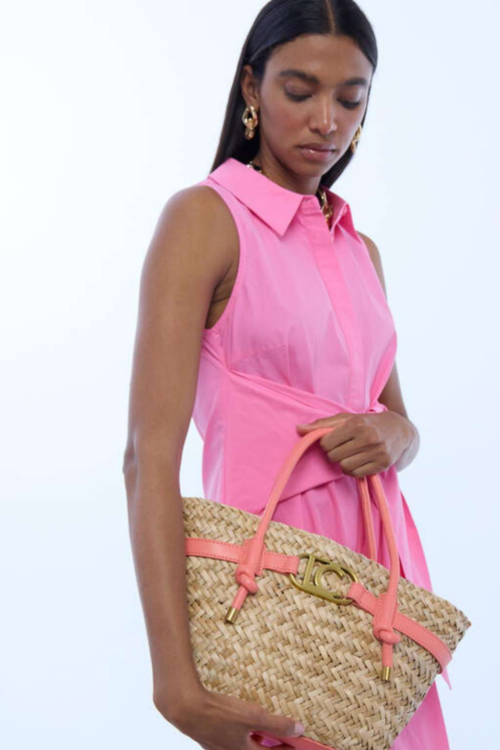 MALA DE RÁFIA COM DETALHES CORAL - LOLA CASADEMUNT