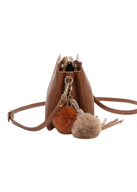 MALA DE OMBRO COM DETALHE DE POMPOM E ALÇA PENDURADA - MIMI MUA