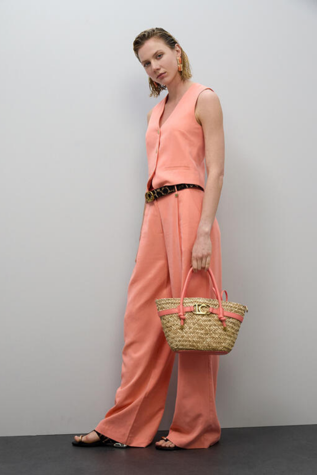 MALA DE RÁFIA COM DETALHES CORAL - LOLA CASADEMUNT