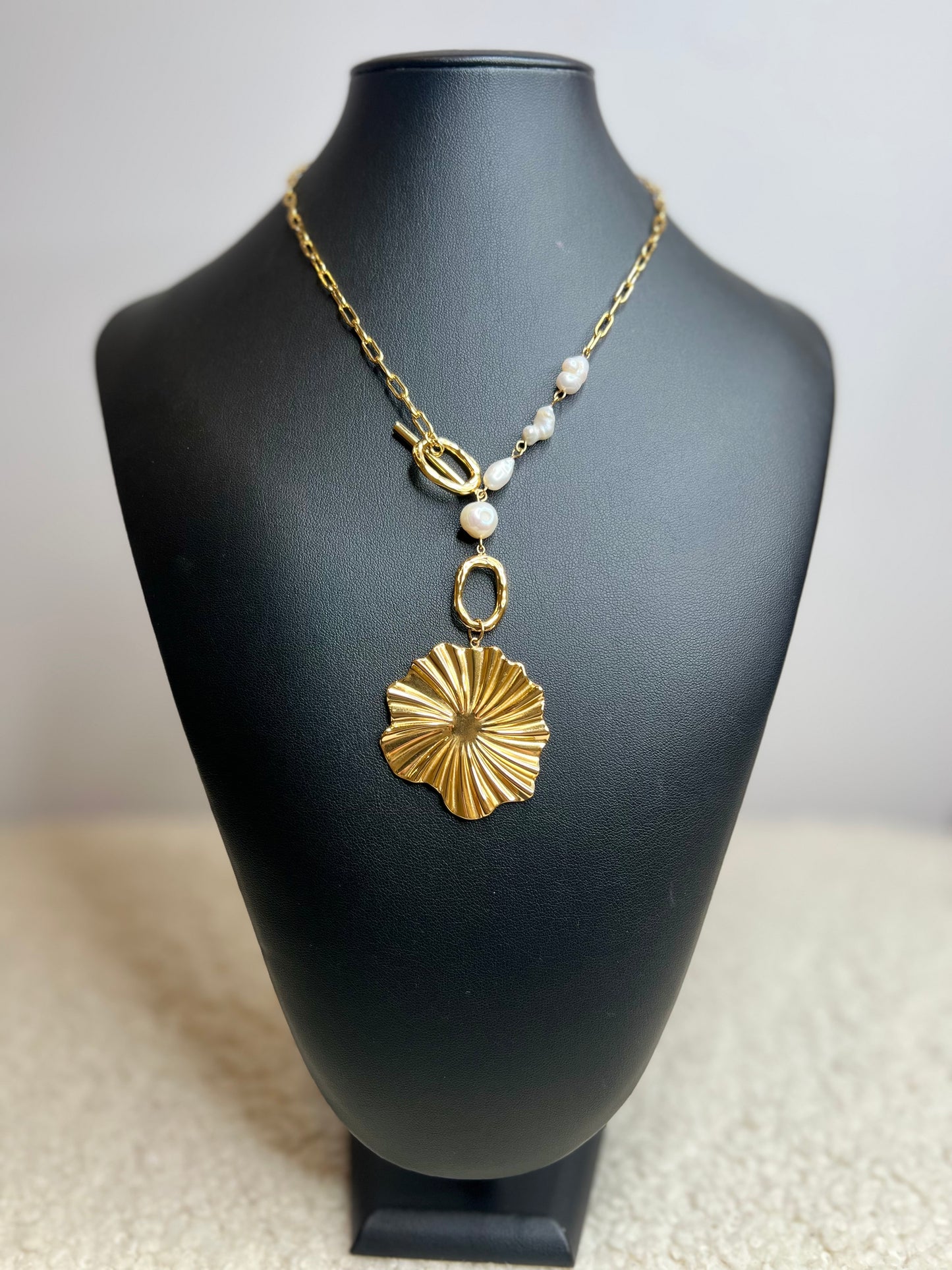 FIO DOURADO COM PÉROLAS E PENDENTE - BASTTA