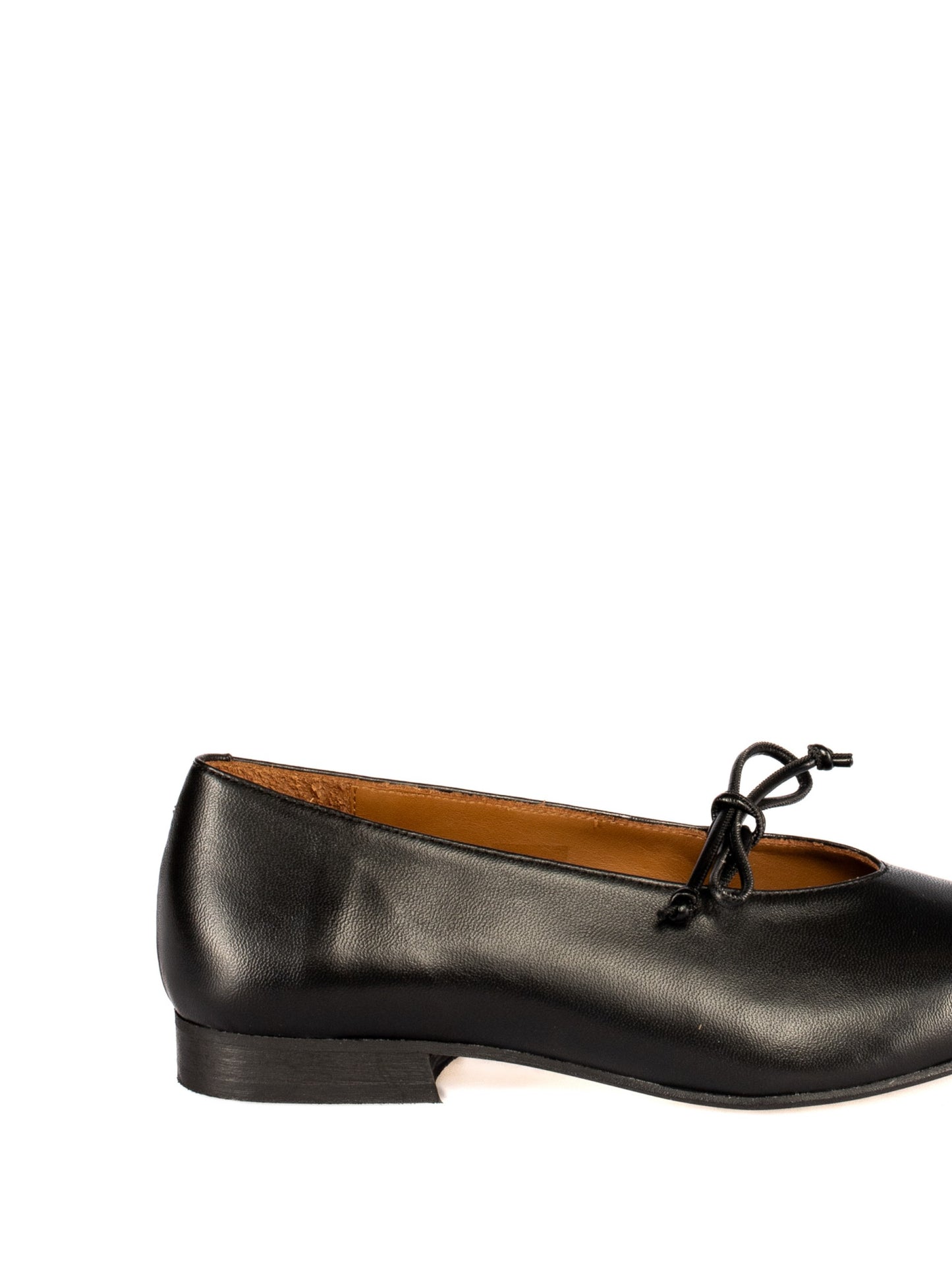 SAPATO EM PELE COM DETALHE DE CORDÃO - TAPADAS