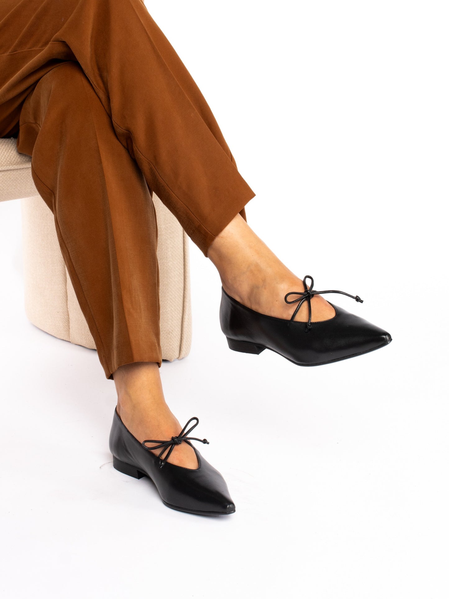 SAPATO EM PELE COM DETALHE DE CORDÃO - TAPADAS