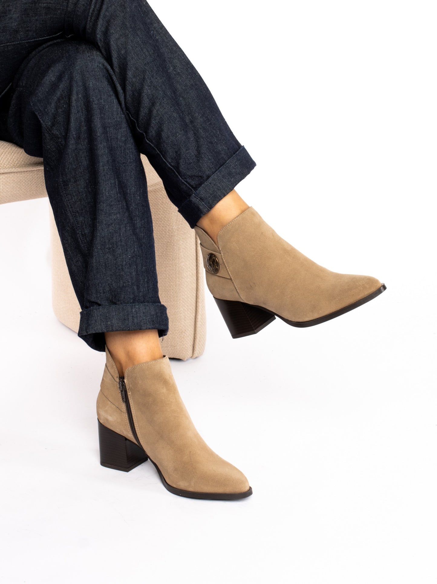 BOTIM EM CAMURÇA COM TIRA E APLICAÇÃO - TAPADAS