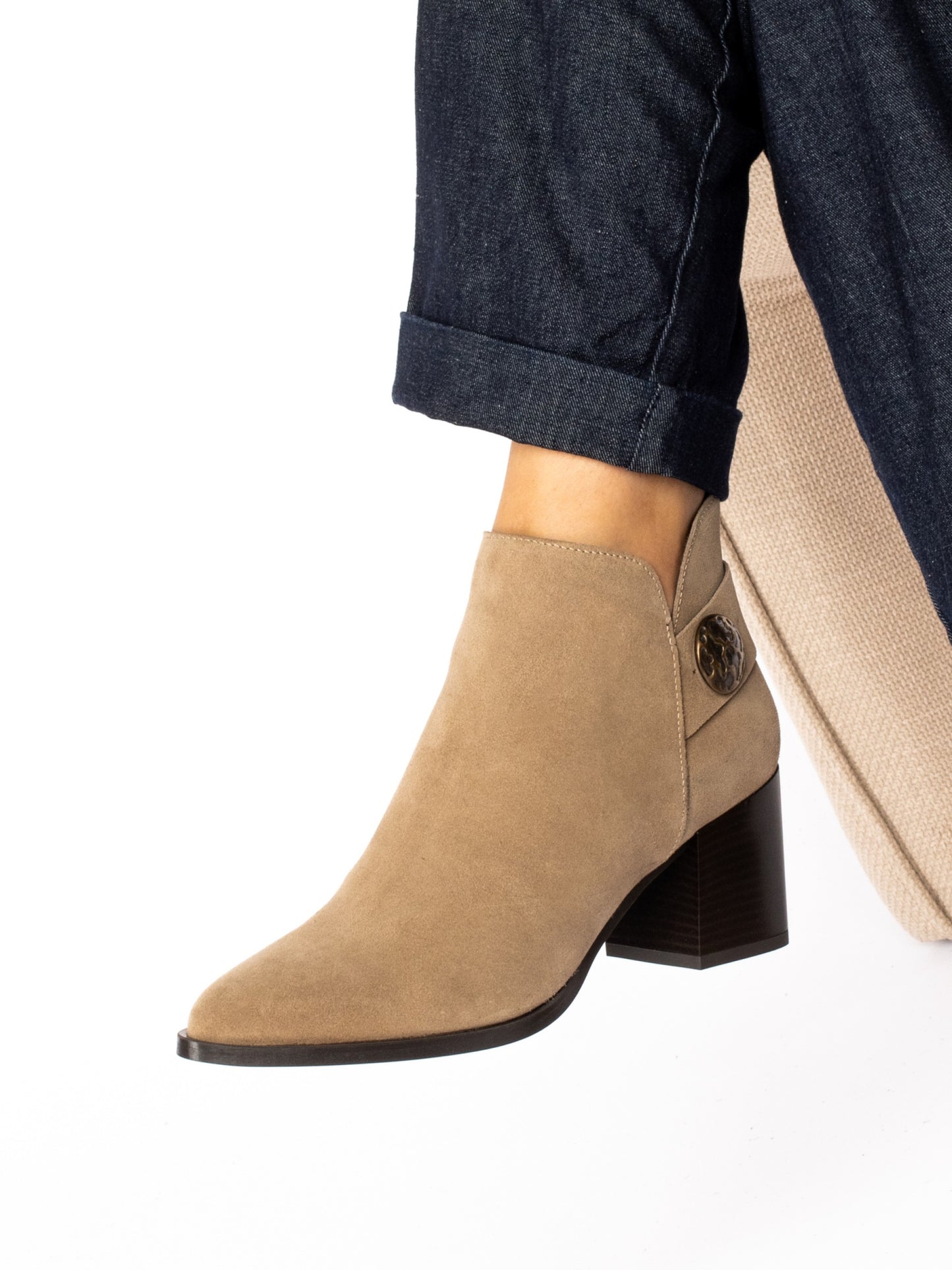 BOTIM EM CAMURÇA COM TIRA E APLICAÇÃO - TAPADAS