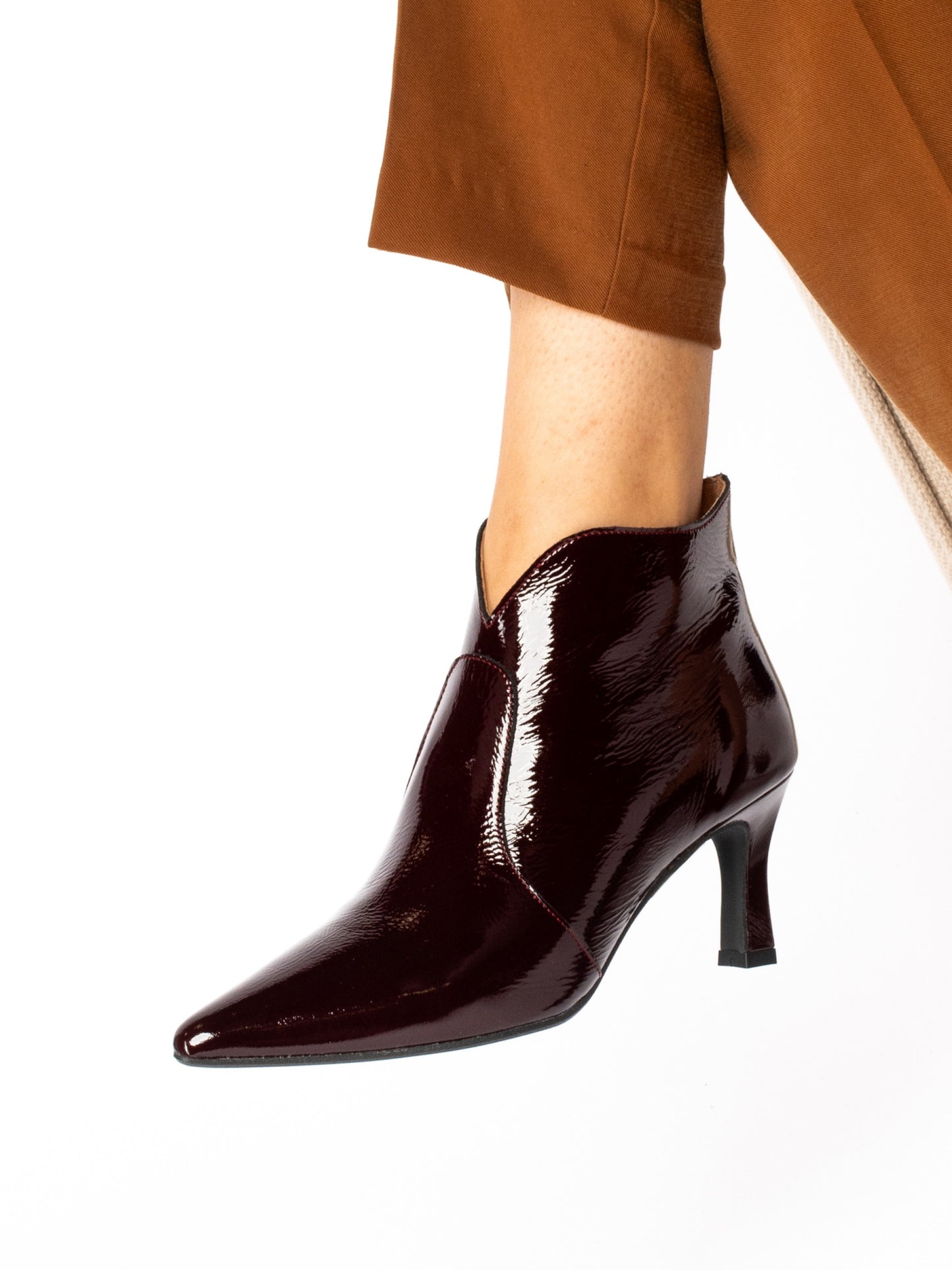 BOTIM DE SALTO FINO EM VERNIZ - TAPADAS