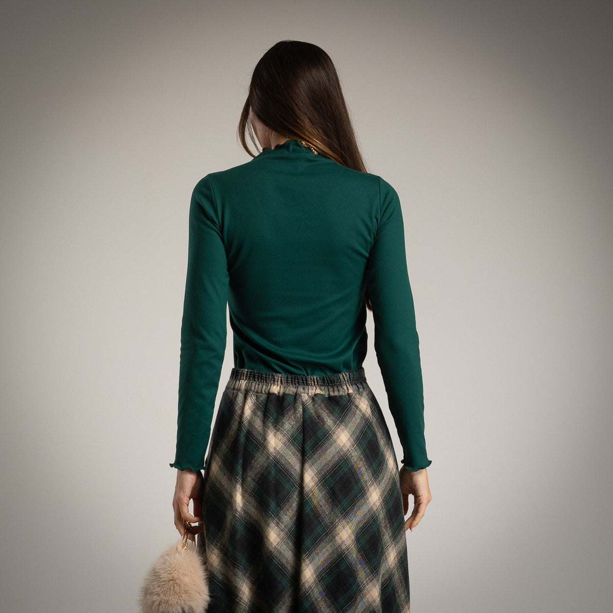 CAMISOLA BÁSICA PRETA EM MALHA MACIA - ALBANOS