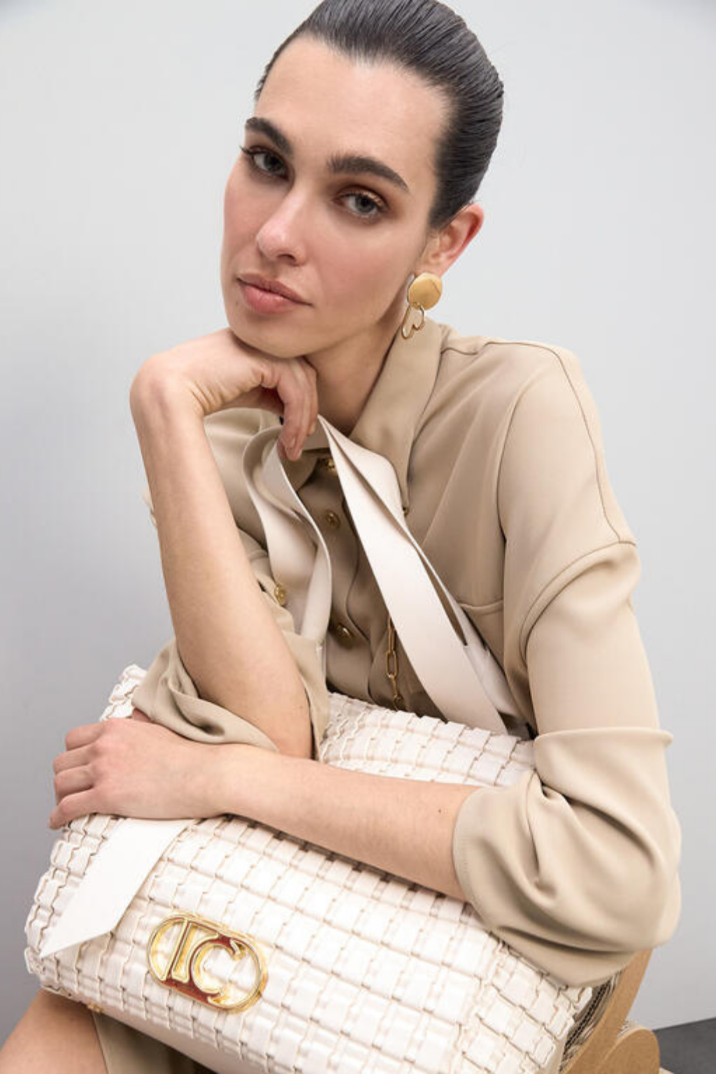 MALA TOTE TEXTURADA COM LOGÓTIPO DOURADO - LOLA CASADEMUNT