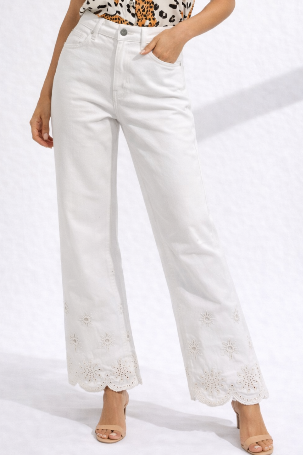 CALÇAS DE GANGA BRANCAS COM BORDADO NA BAINHA - ALIBY